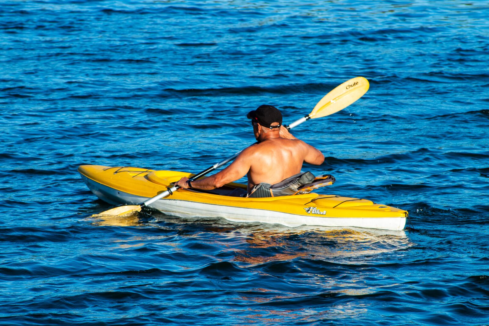 Canon EOS 1300D (EOS Rebel T6 / EOS Kiss X80) + Canon EF75-300mm f/4-5.6 sample photo. Kayak, man, paddle photography