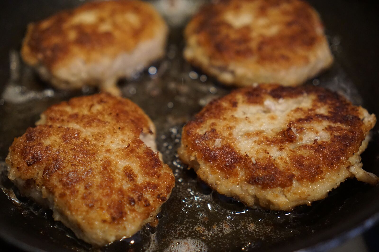 Sony a6000 + Sony E 35mm F1.8 OSS sample photo. Meatballs, minced, frying photography