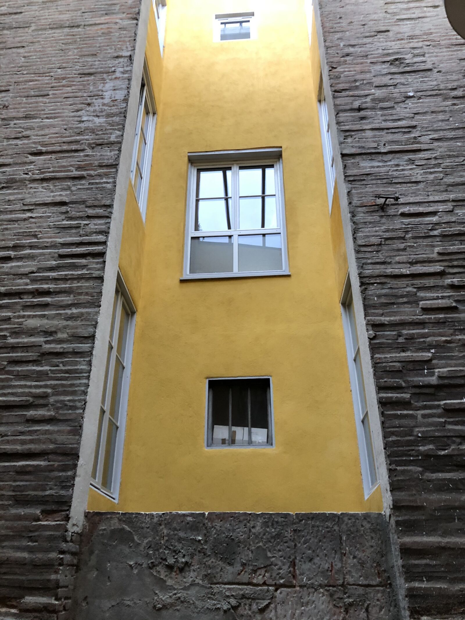 Apple iPhone 8 sample photo. Architecture, toulouse, yellow photography