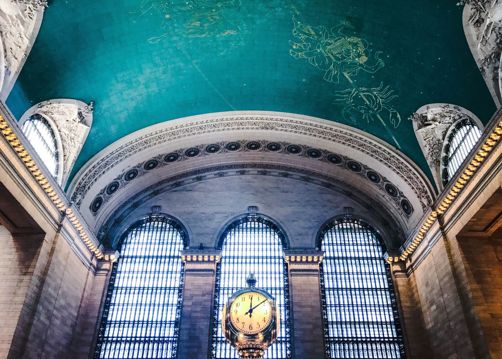 Apple iPhone 7 sample photo. Clock, station, train station photography