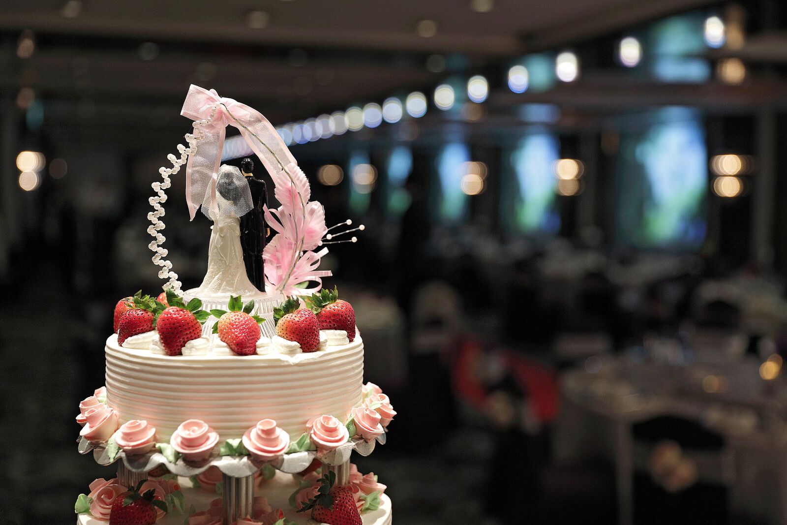 Canon EOS 5D Mark IV sample photo. Wedding gifts, cake, wedding photography