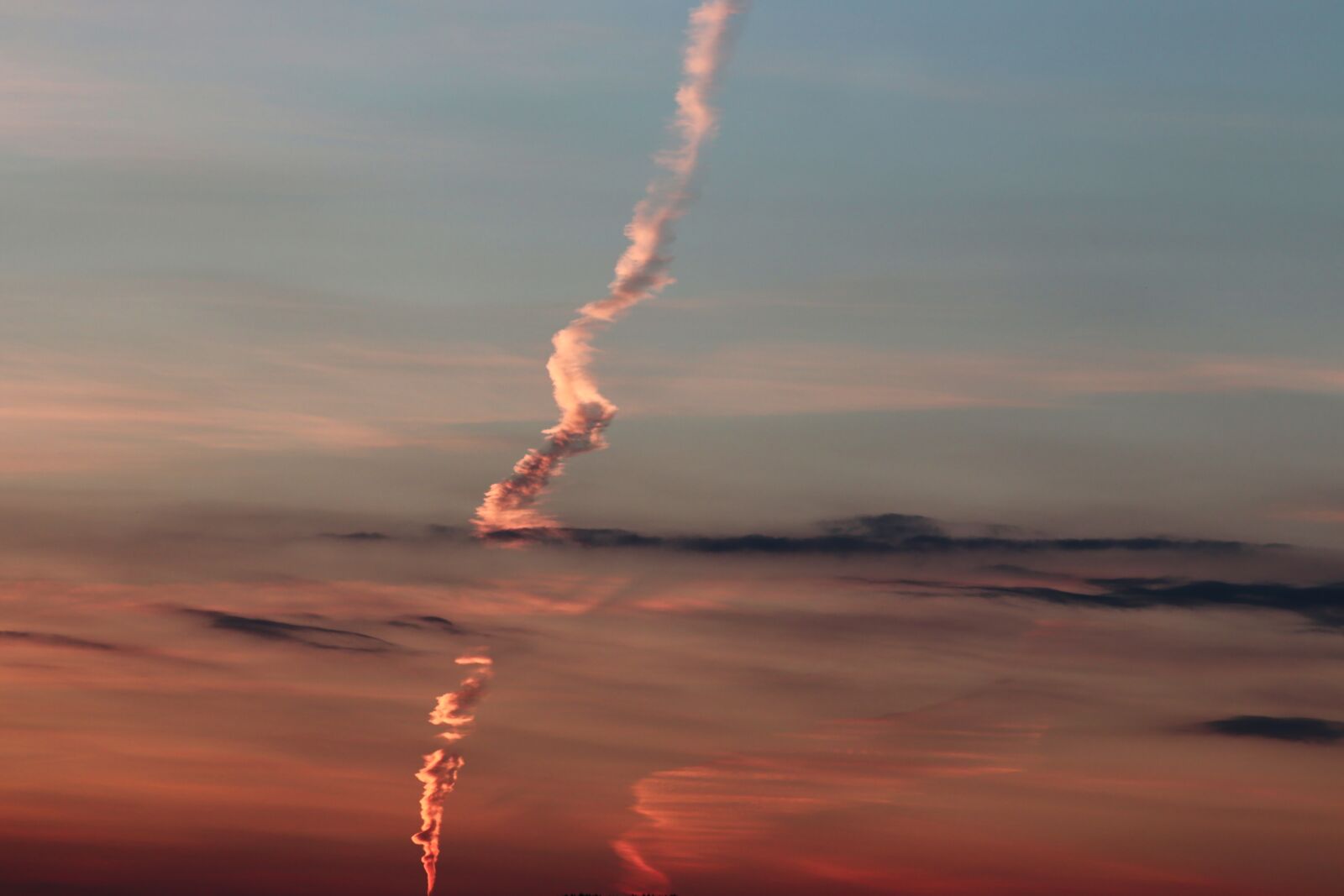 Canon EOS 200D (EOS Rebel SL2 / EOS Kiss X9) sample photo. Contrail, clouds, evening light photography
