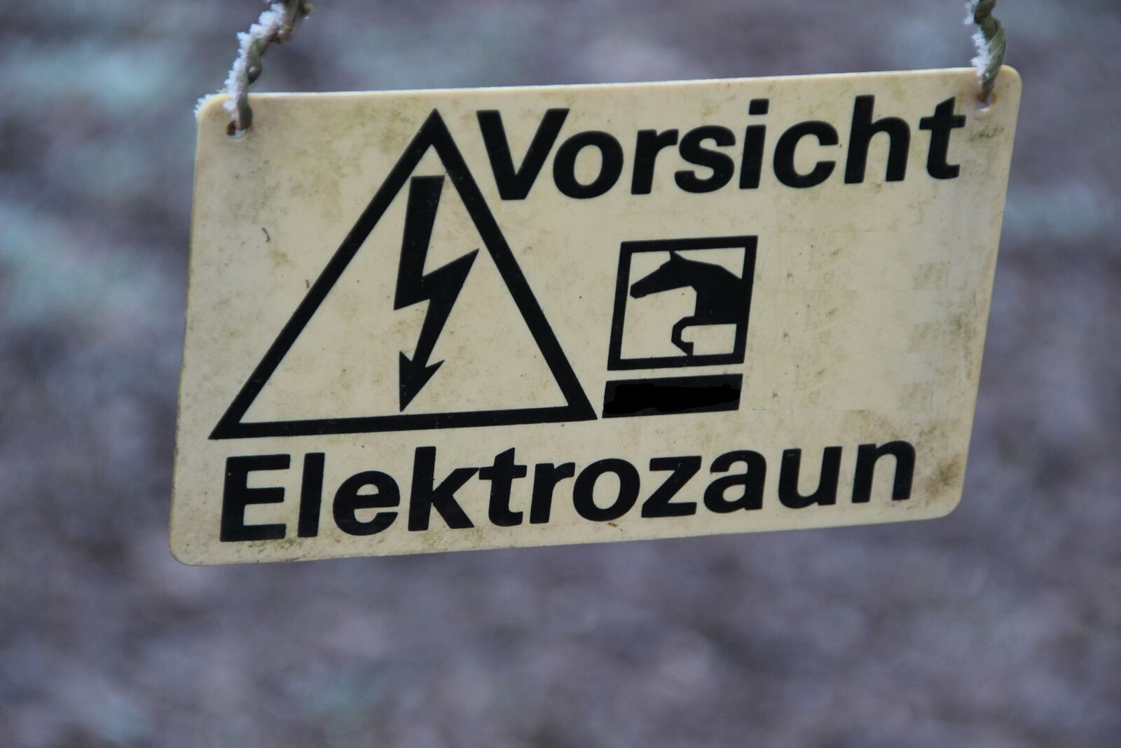 Canon EOS 600D (Rebel EOS T3i / EOS Kiss X5) sample photo. Electric fence, shield, warnschild photography