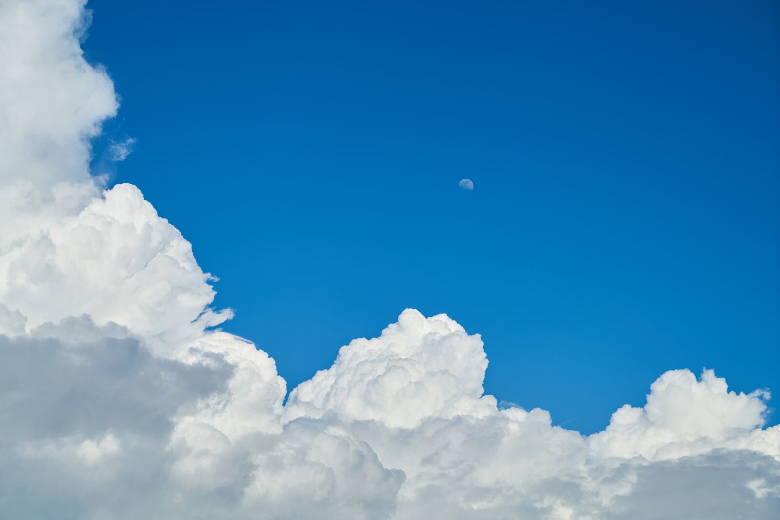 Sony a7R II sample photo. Cloud, blue, background photography