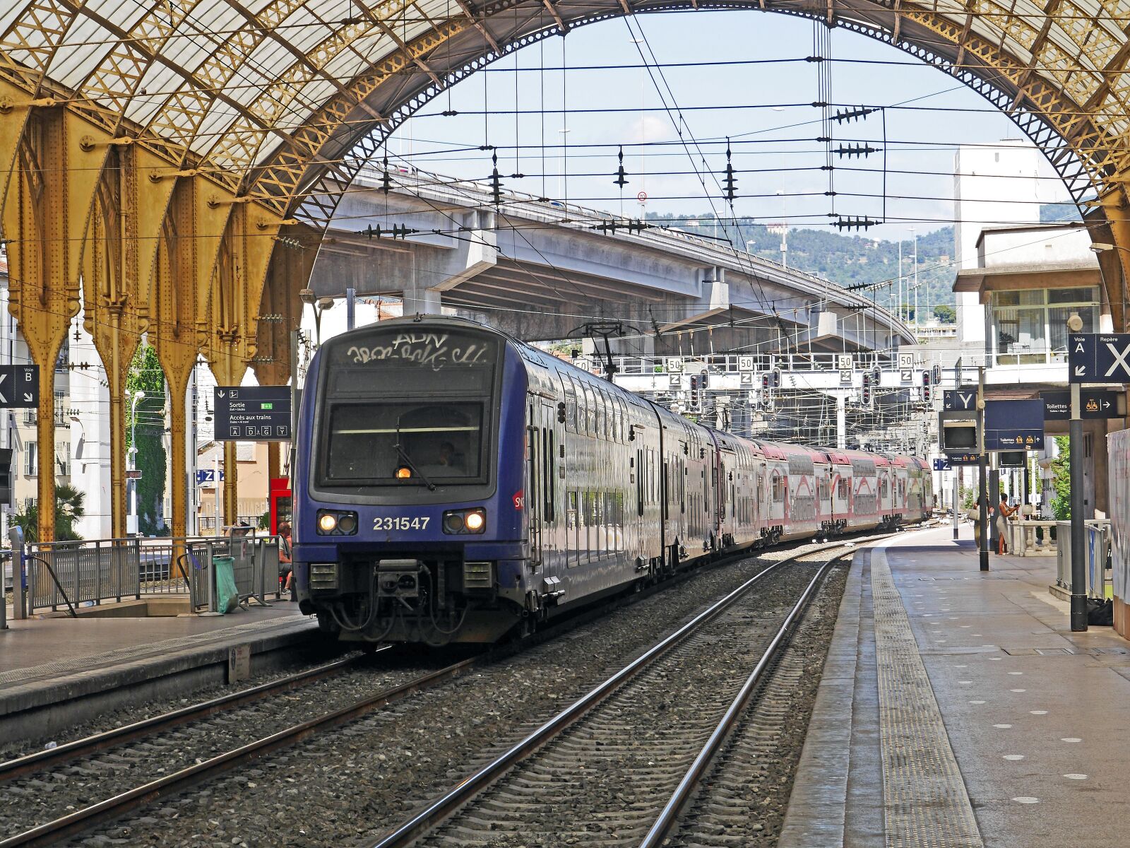 Panasonic Lumix DMC-GH3 sample photo. Concourse, doppelstockzug, regional train photography