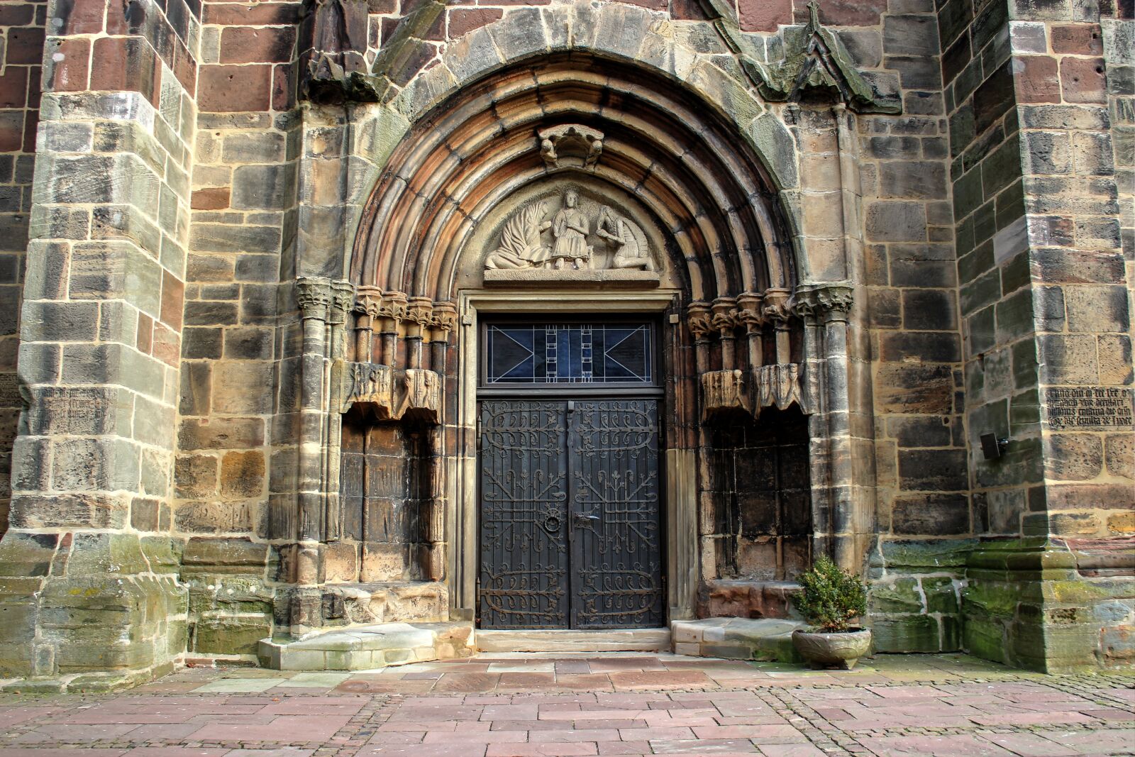 Canon EOS 550D (EOS Rebel T2i / EOS Kiss X4) sample photo. Church, input, door photography