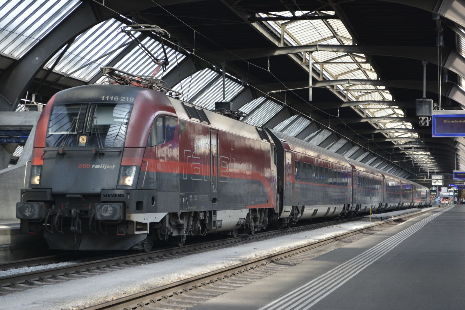Nikon D5200 sample photo. Railjet, oebb, train photography
