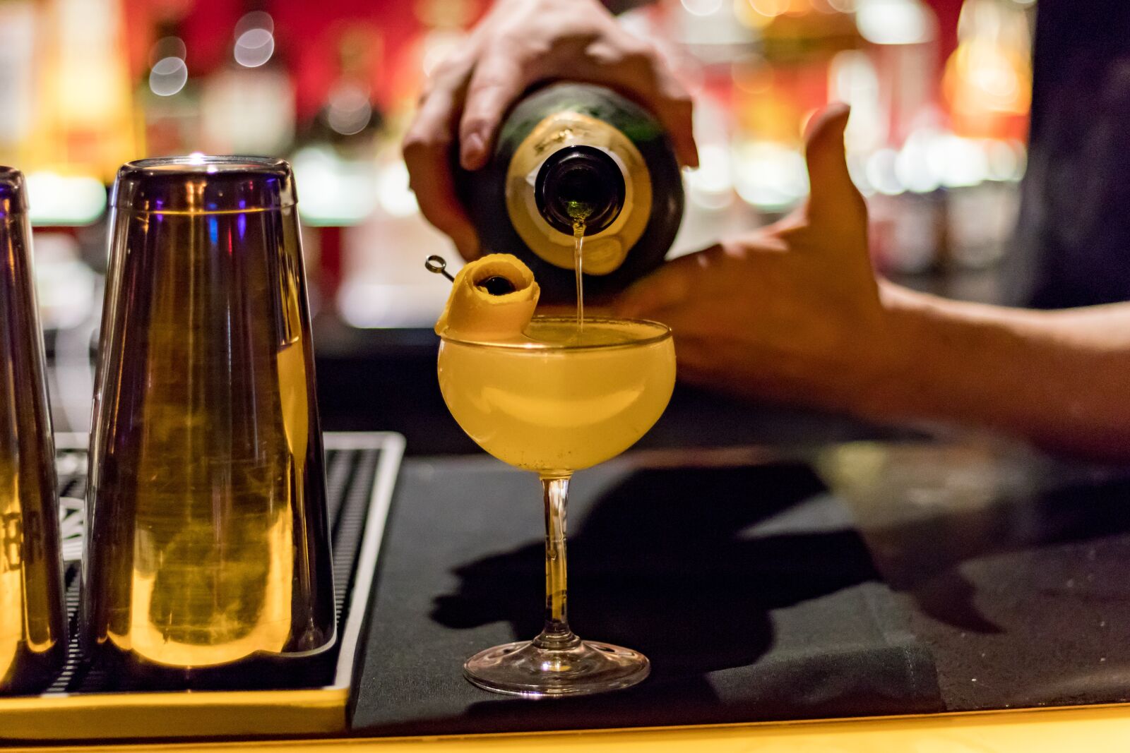 Canon EOS 80D + Canon EF 50mm F1.8 STM sample photo. Cocktail, pour, alcohol photography