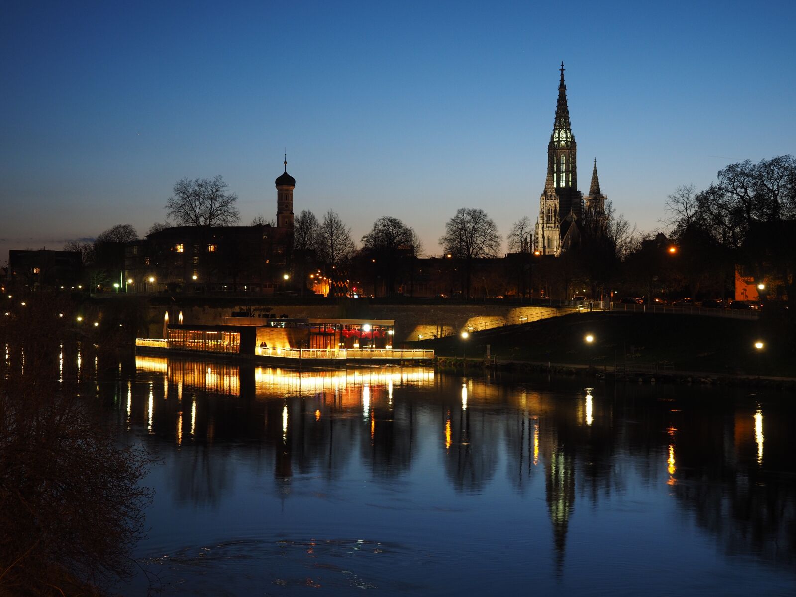 Olympus OM-D E-M1 + Olympus M.Zuiko Digital ED 12-40mm F2.8 Pro sample photo. Ulm, danube, at night photography