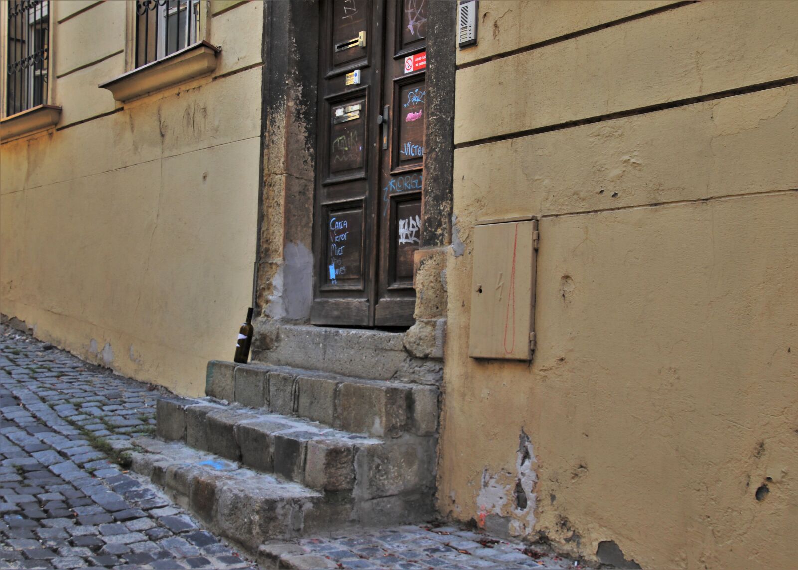 Canon EOS 80D sample photo. Old door, the wall photography