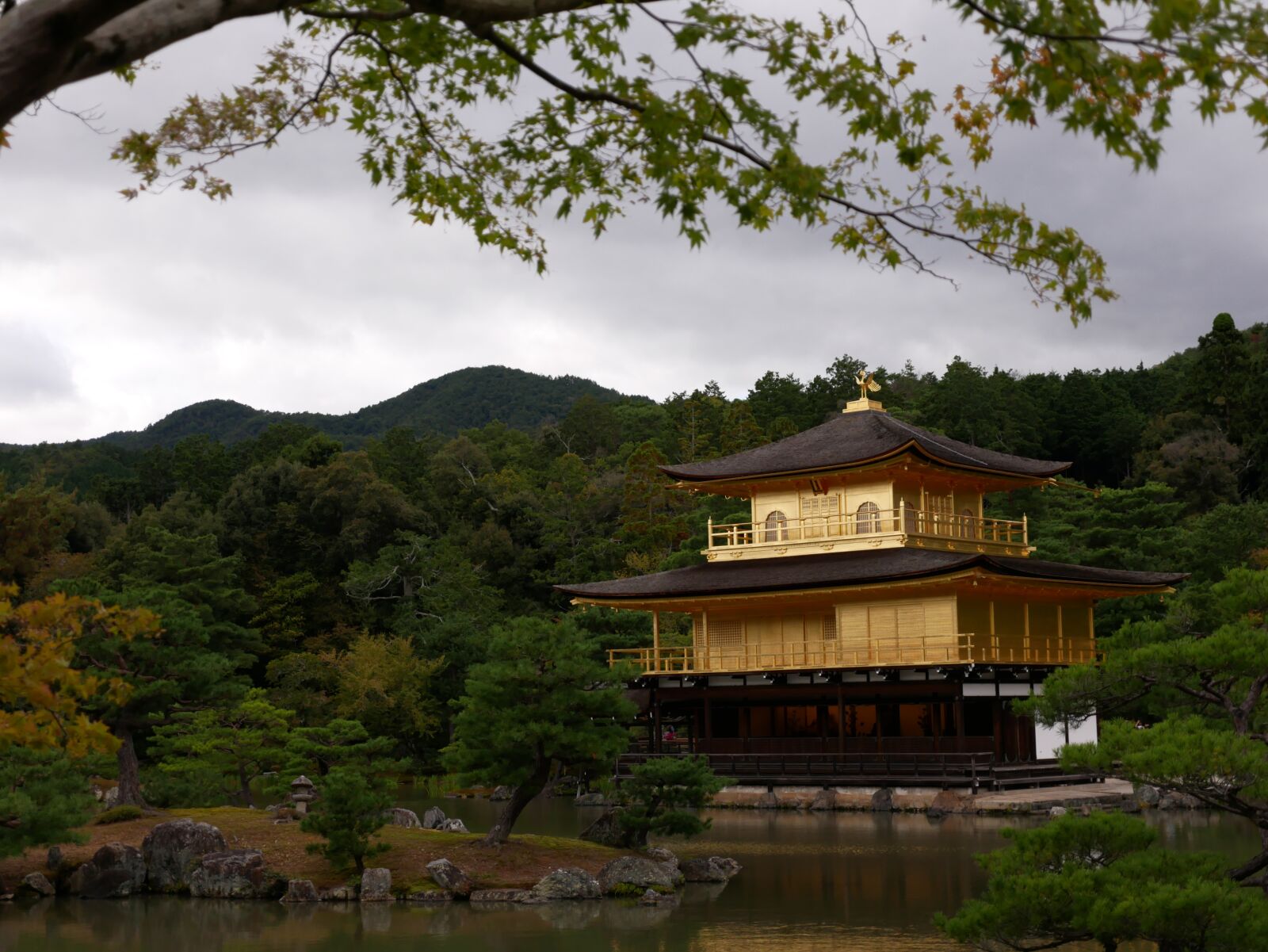 Panasonic Lumix DMC-GX85 (Lumix DMC-GX80 / Lumix DMC-GX7 Mark II) sample photo. Japan, temple, section photography