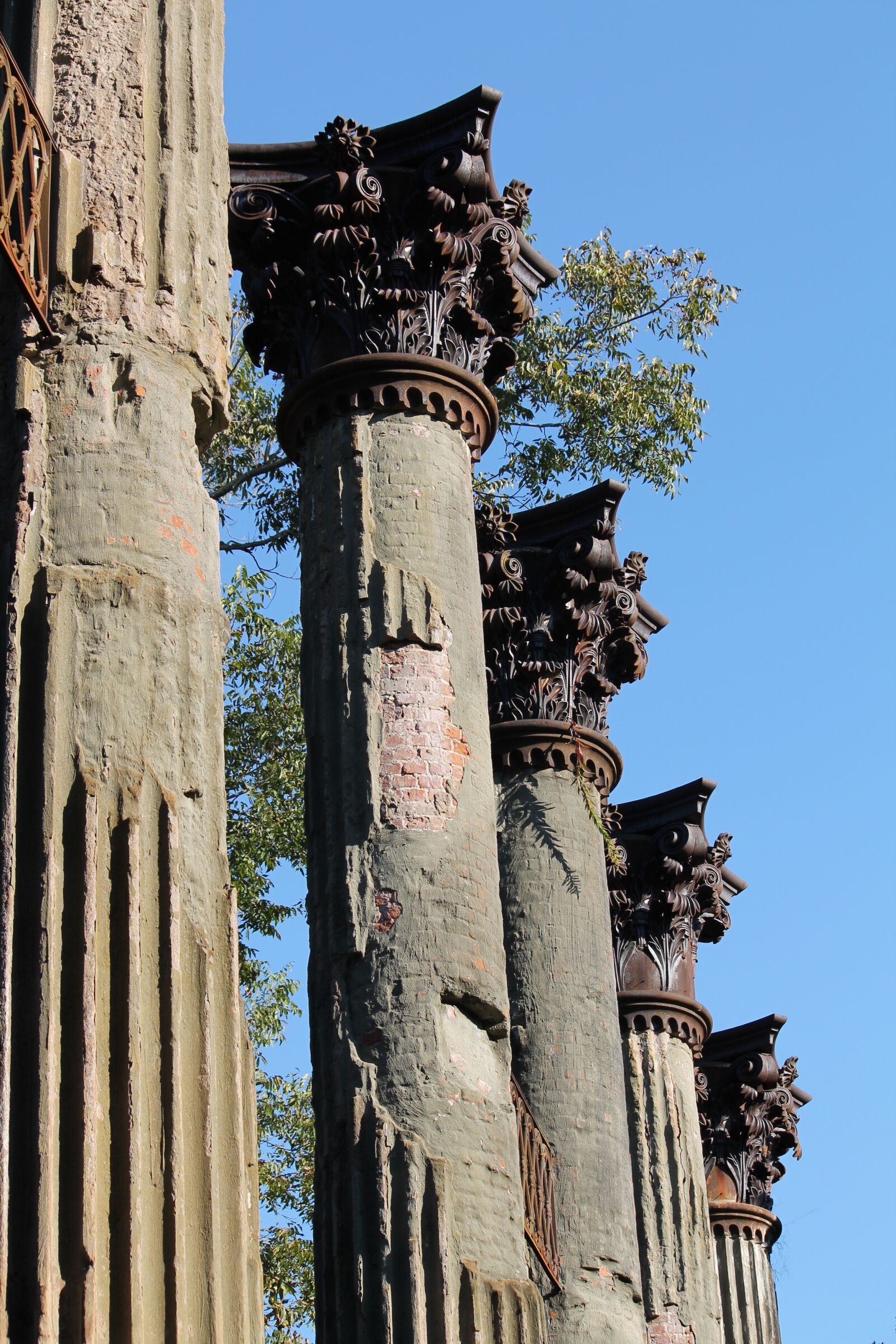Canon EOS 1100D (EOS Rebel T3 / EOS Kiss X50) sample photo. Windsor ruins, columns, italianate photography
