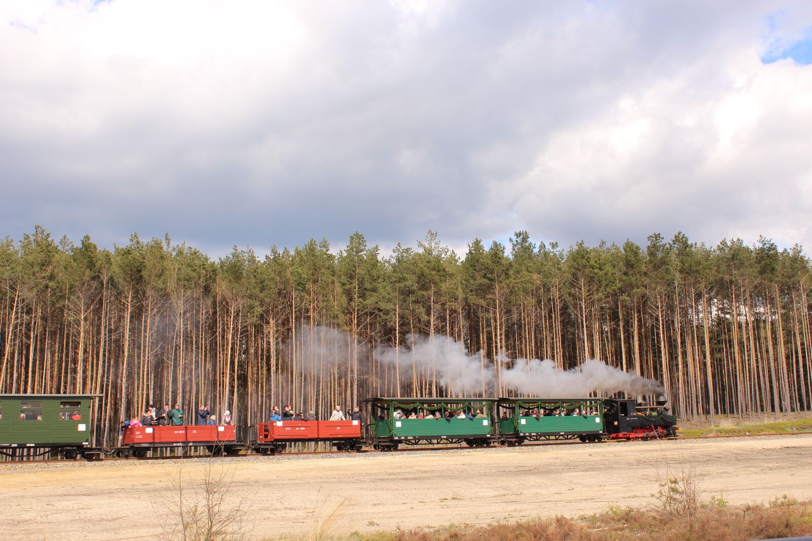 Canon EOS 600D (Rebel EOS T3i / EOS Kiss X5) sample photo. Railway, romance, train photography