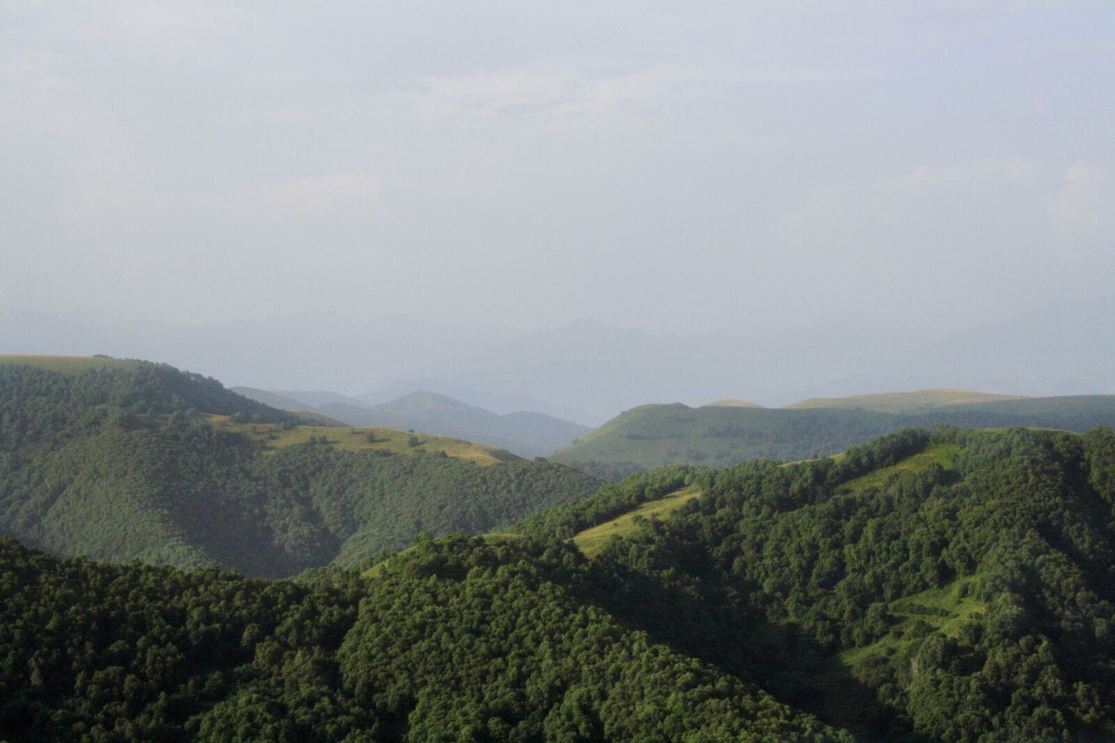 Canon EOS 400D (EOS Digital Rebel XTi / EOS Kiss Digital X) sample photo. Green, mountains, landscape photography