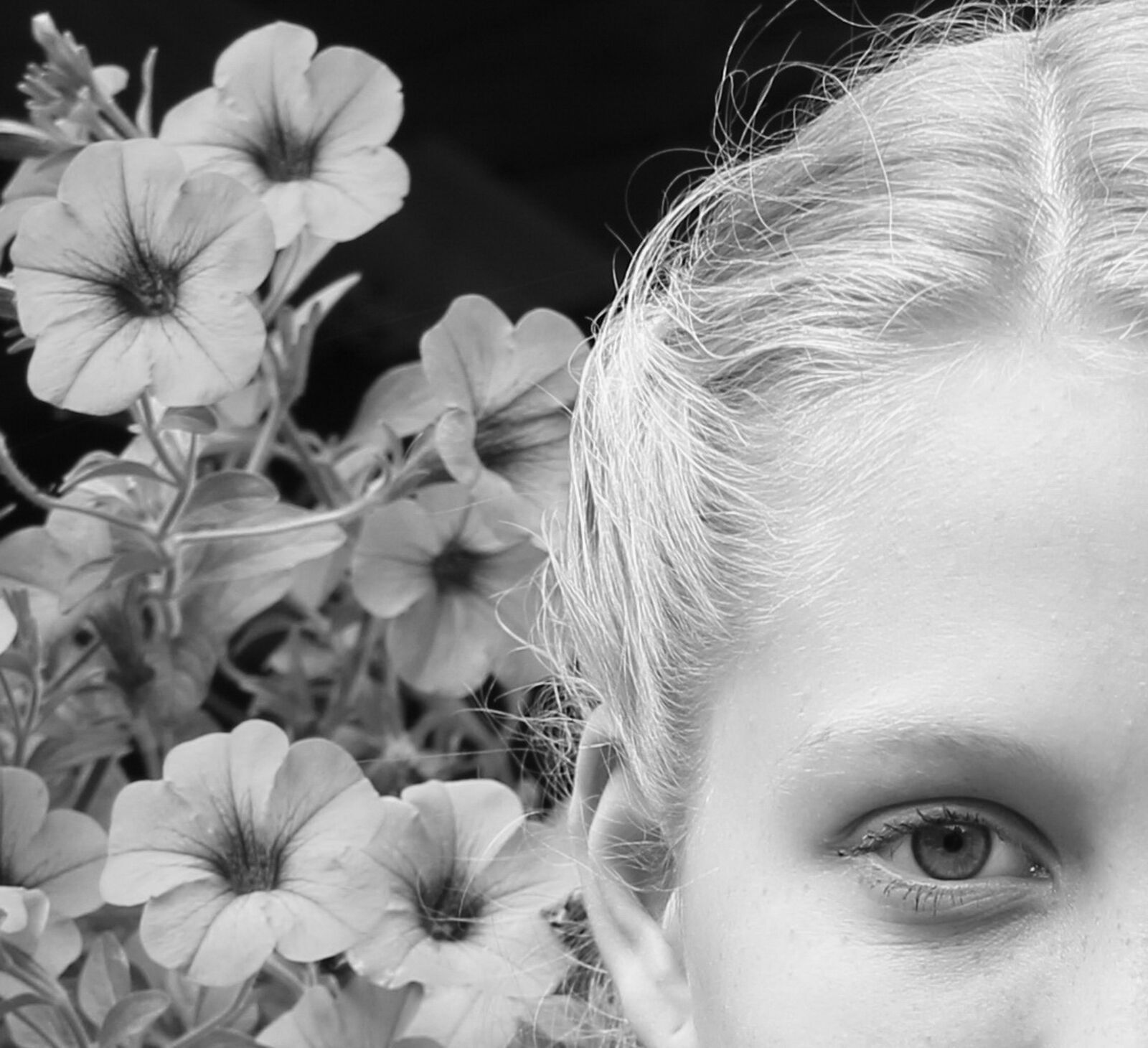Canon EF-S 18-135mm F3.5-5.6 IS sample photo. Girl, flowers, face photography