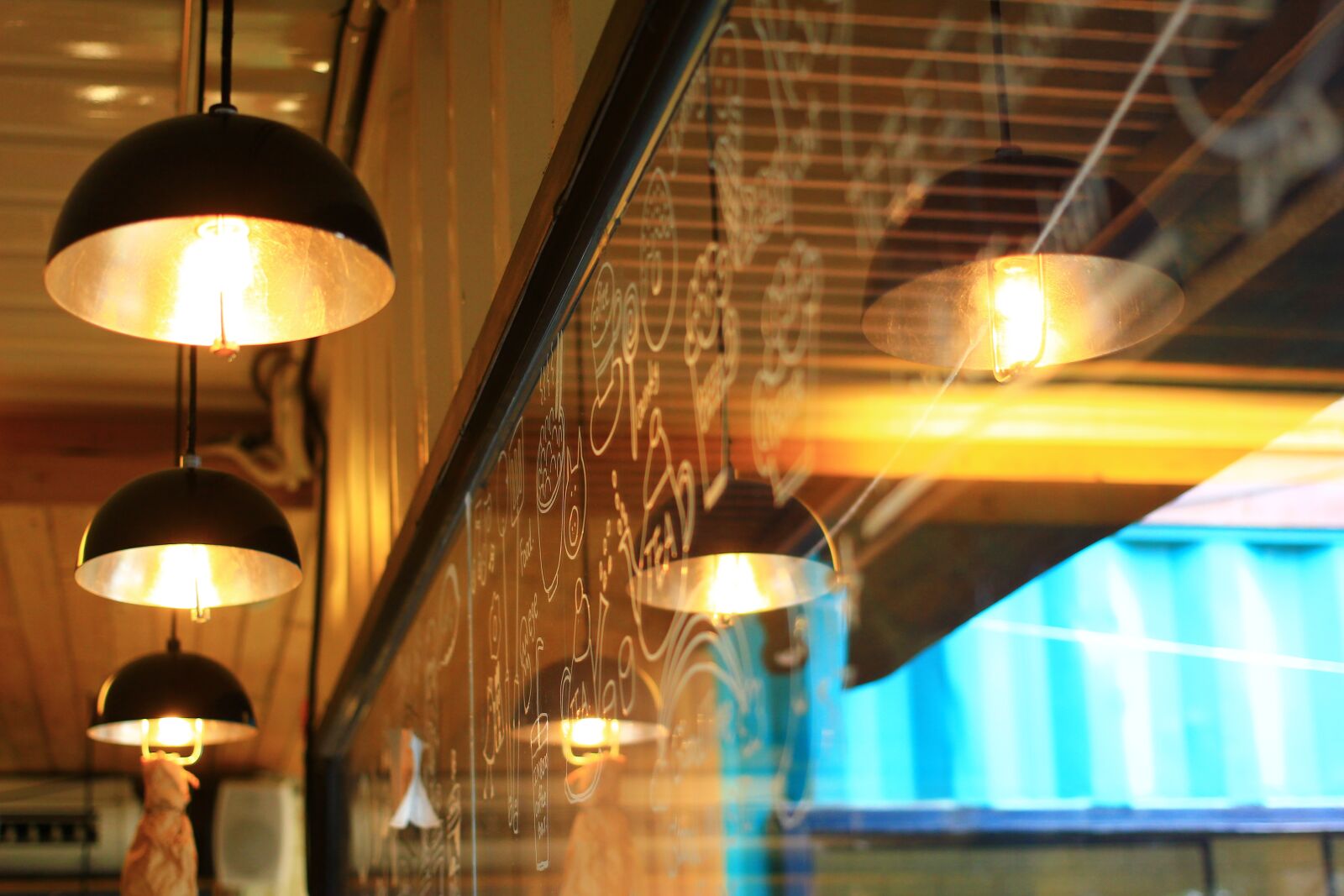 Canon EOS 550D (EOS Rebel T2i / EOS Kiss X4) sample photo. Coffee shop, lamp, reflection photography