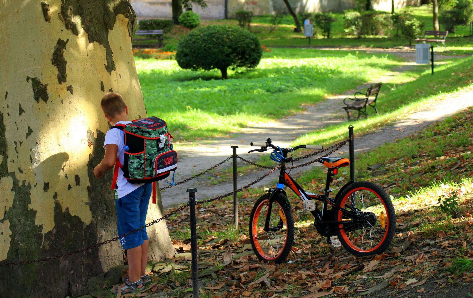 Canon EOS 1200D (EOS Rebel T5 / EOS Kiss X70 / EOS Hi) sample photo. Child, the student, satchel photography