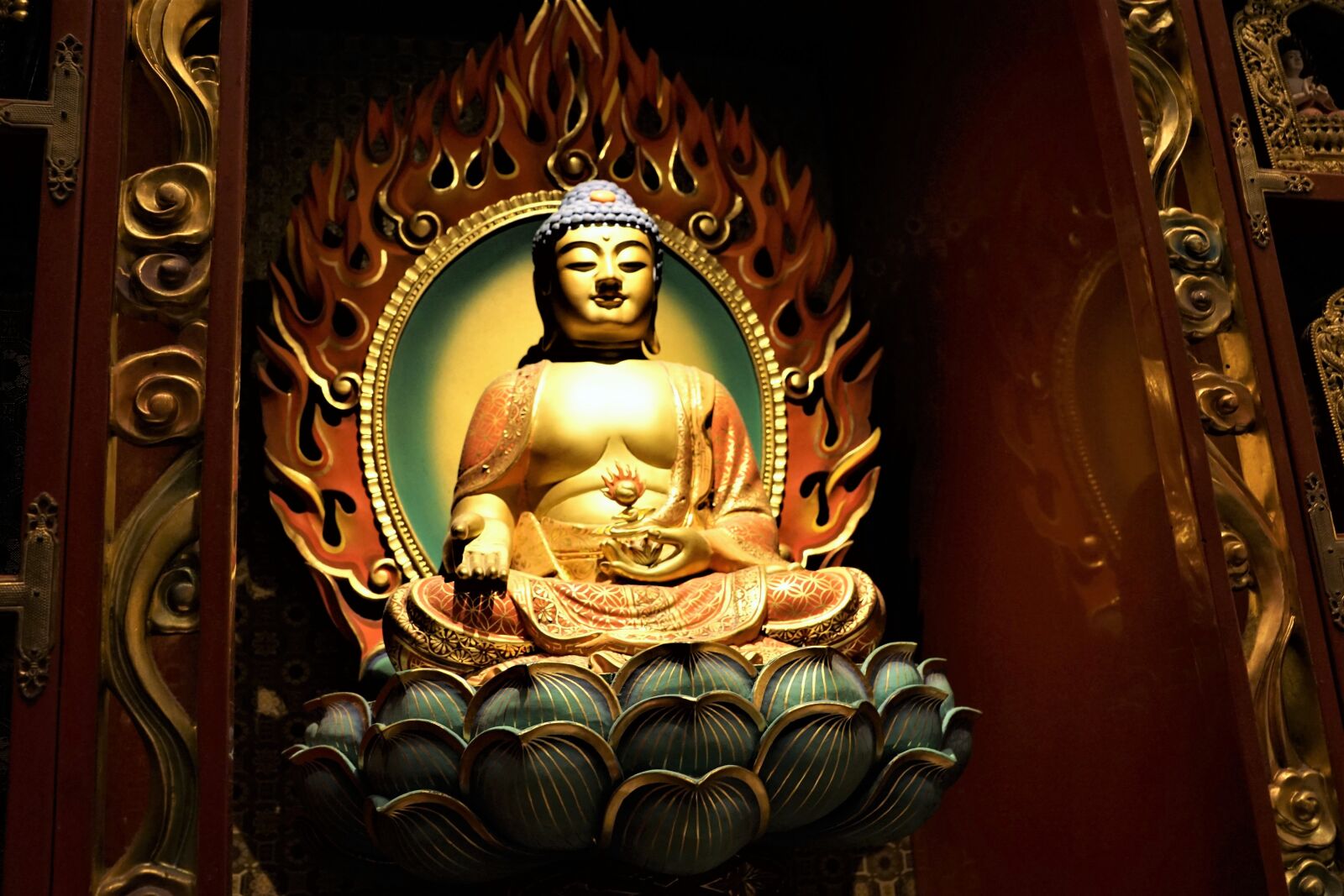 Sony ILCA-77M2 + Sony DT 16-50mm F2.8 SSM sample photo. Religion, temple, golden photography