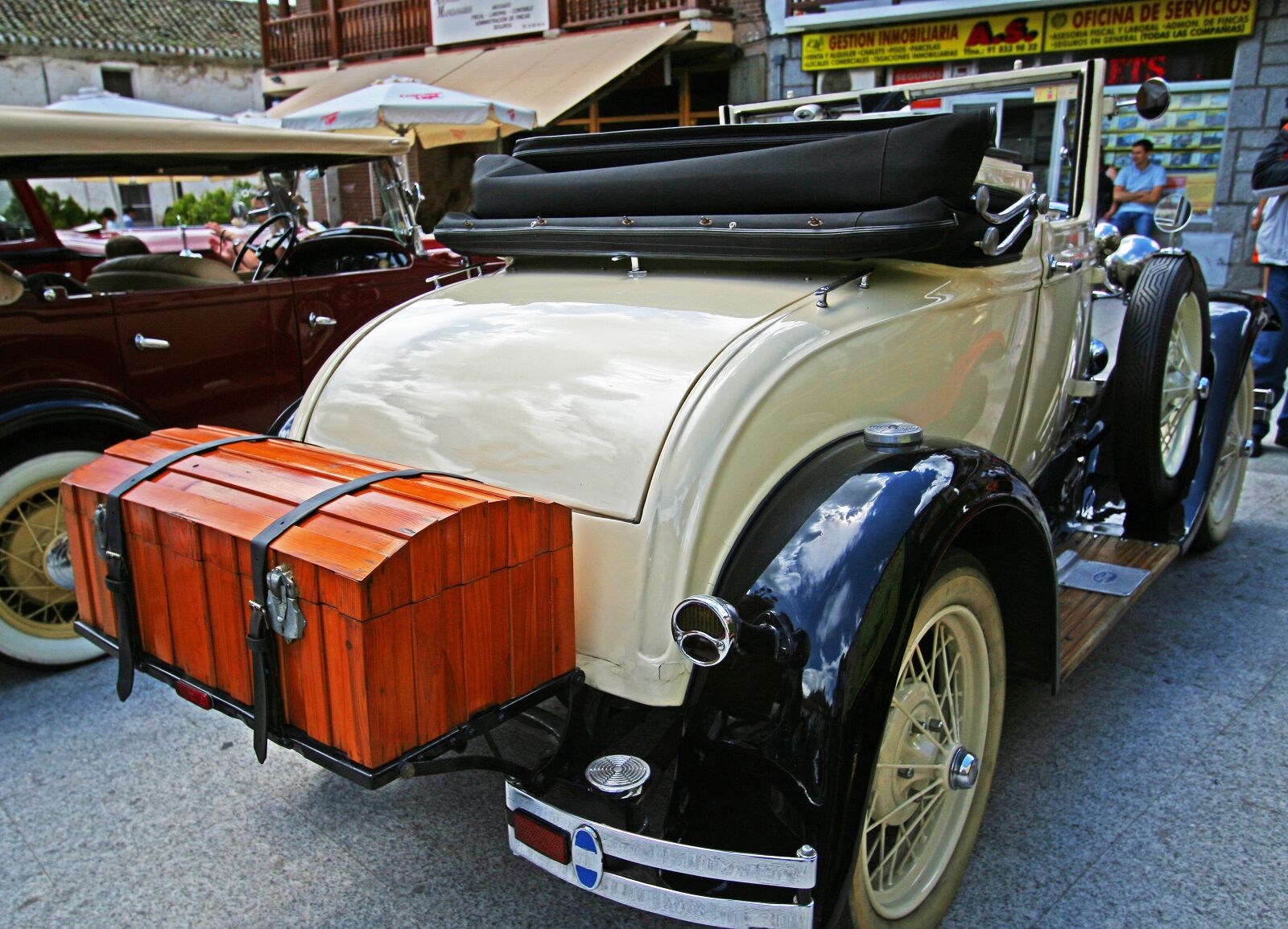 Canon EOS 350D (EOS Digital Rebel XT / EOS Kiss Digital N) sample photo. Antique car, vintage, trunk photography