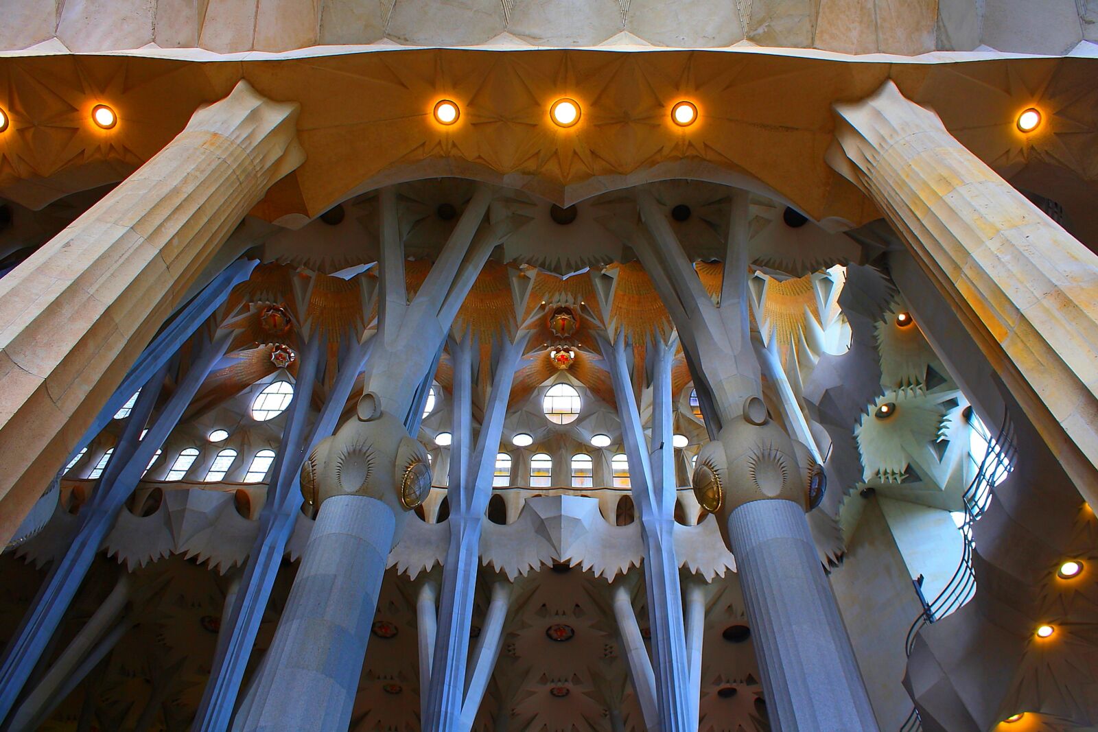 Canon EOS 1000D (EOS Digital Rebel XS / EOS Kiss F) sample photo. Columnar, blanket, church photography