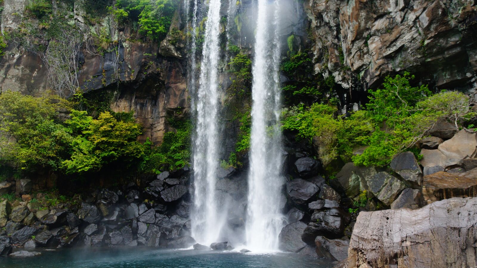 Sony Alpha NEX-F3 + Sony E 18-55mm F3.5-5.6 OSS sample photo. Jeju island, jeongbang falls photography