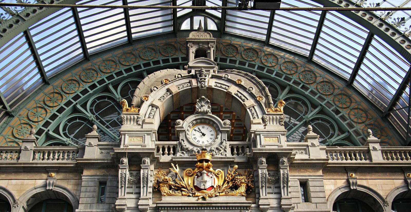 Canon EOS 550D (EOS Rebel T2i / EOS Kiss X4) sample photo. Architecture, concourse, clock photography
