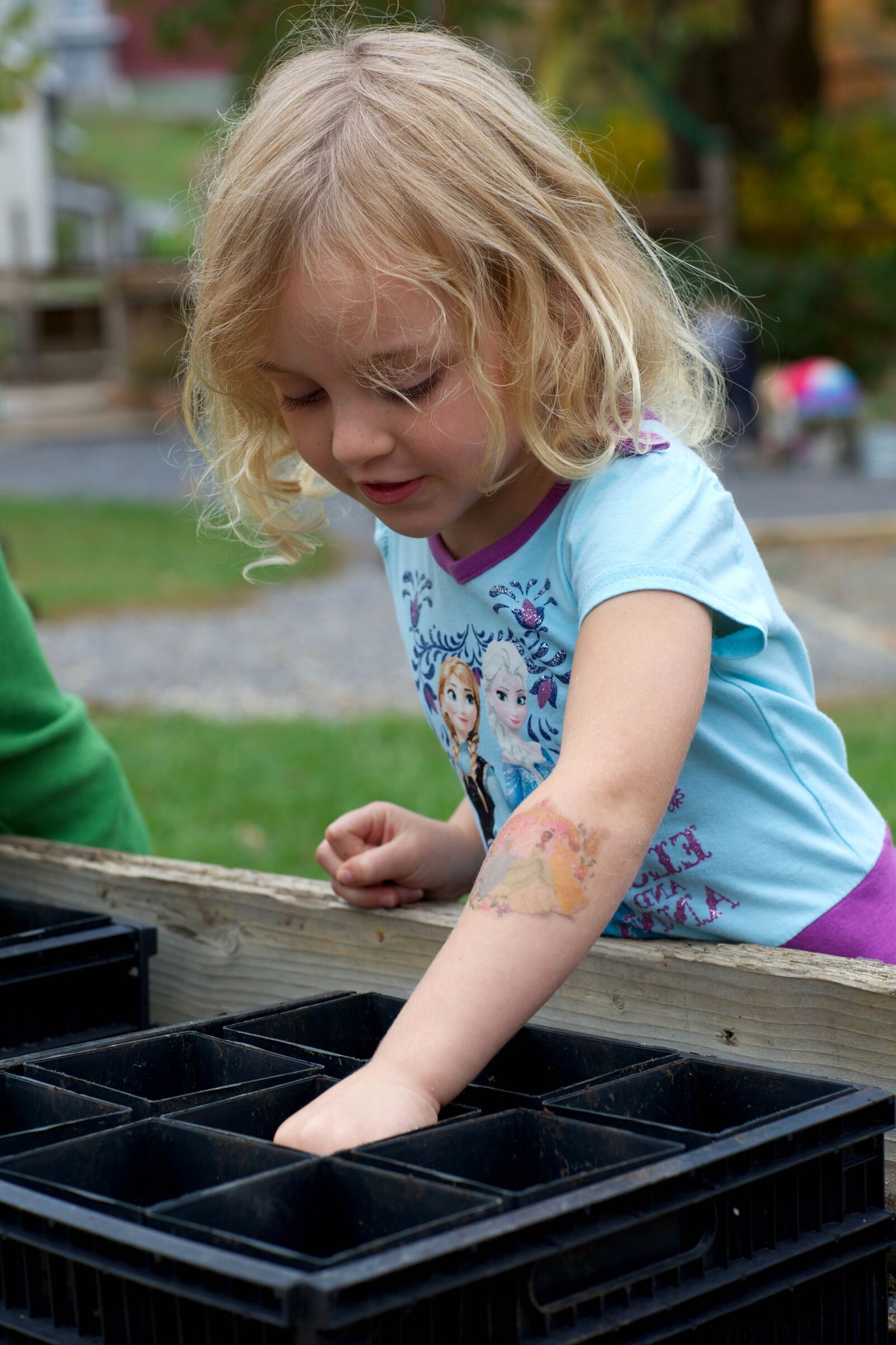 Canon EOS 5D Mark III sample photo. Cute, blonde, girl, planting photography