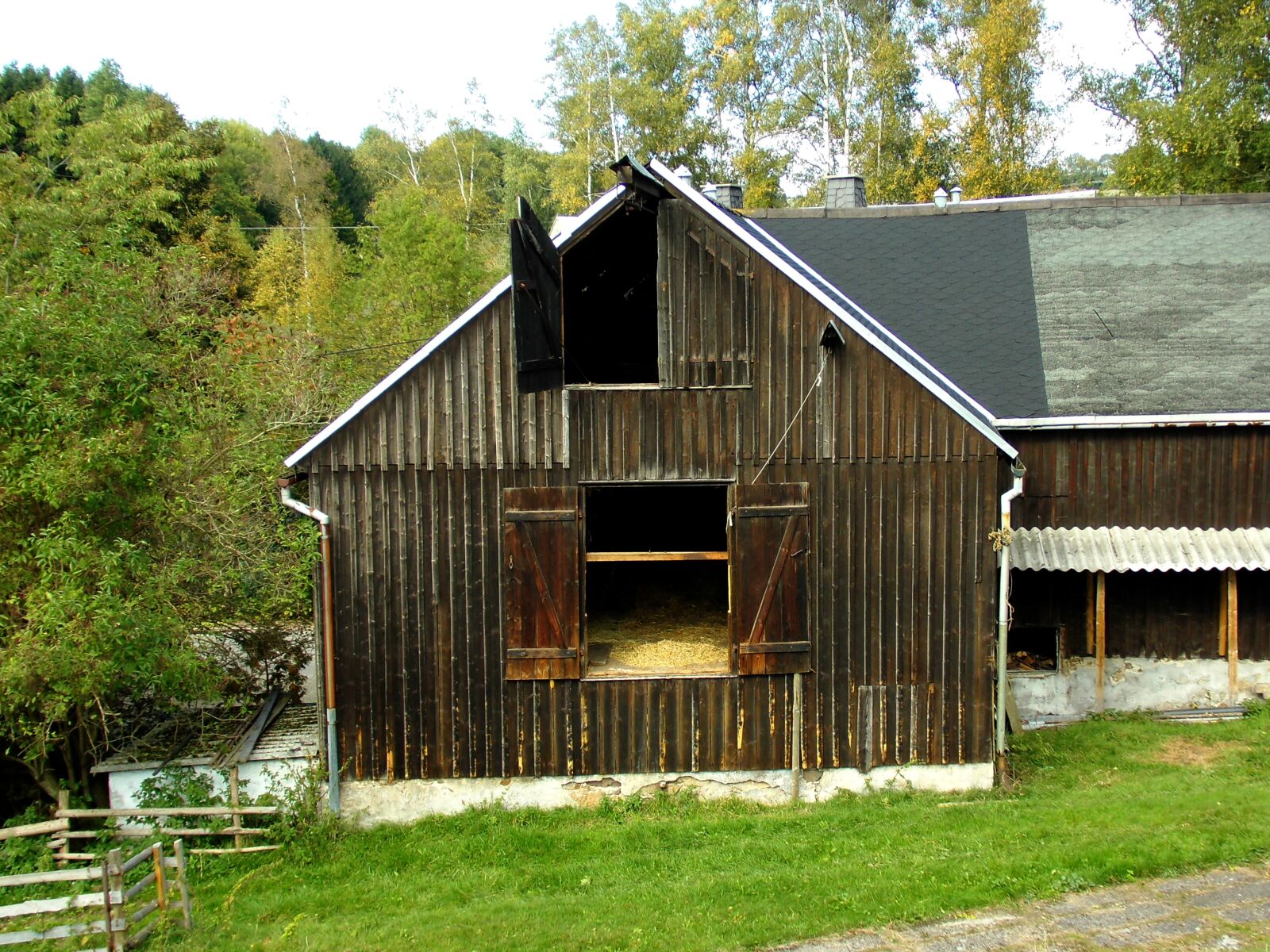 MEDION MD86824 sample photo. Barn, building, scale photography