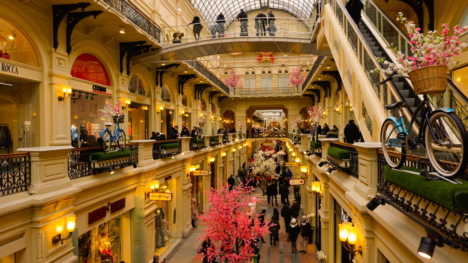 Sony E 16-50mm F3.5-5.6 PZ OSS sample photo. Mall, shop, fashion photography