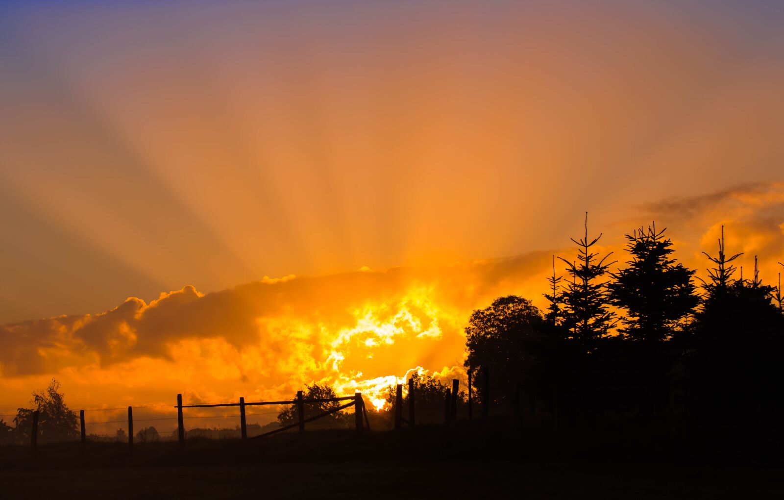 Canon EOS 650D (EOS Rebel T4i / EOS Kiss X6i) sample photo. Sunrise, sun, sunbeam photography