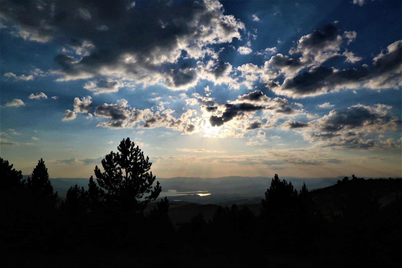 Canon EOS 5D Mark III sample photo. Lake, solar, clouds photography