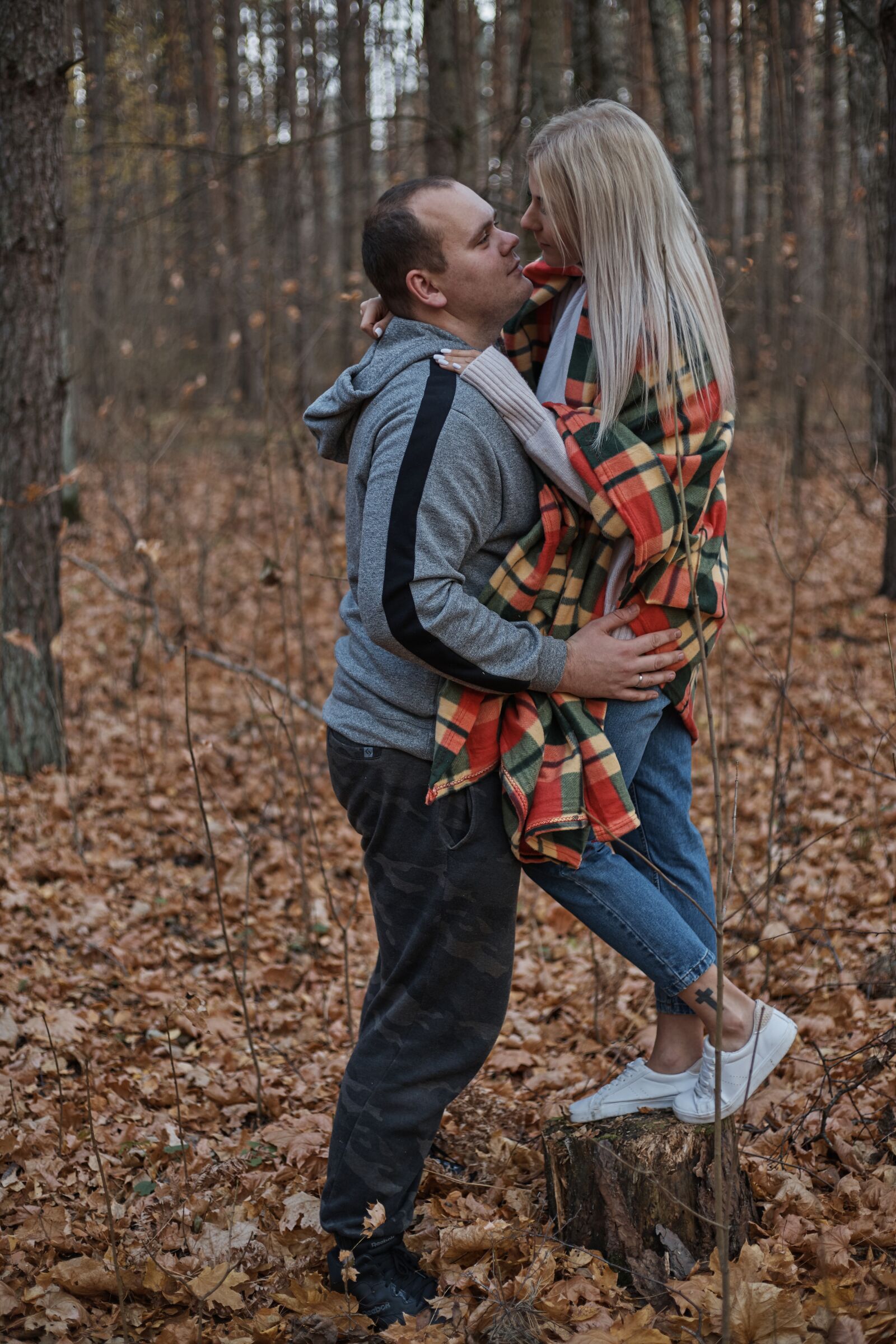 Canon EOS 6D Mark II sample photo. Sweethearts, couple, autumn photography