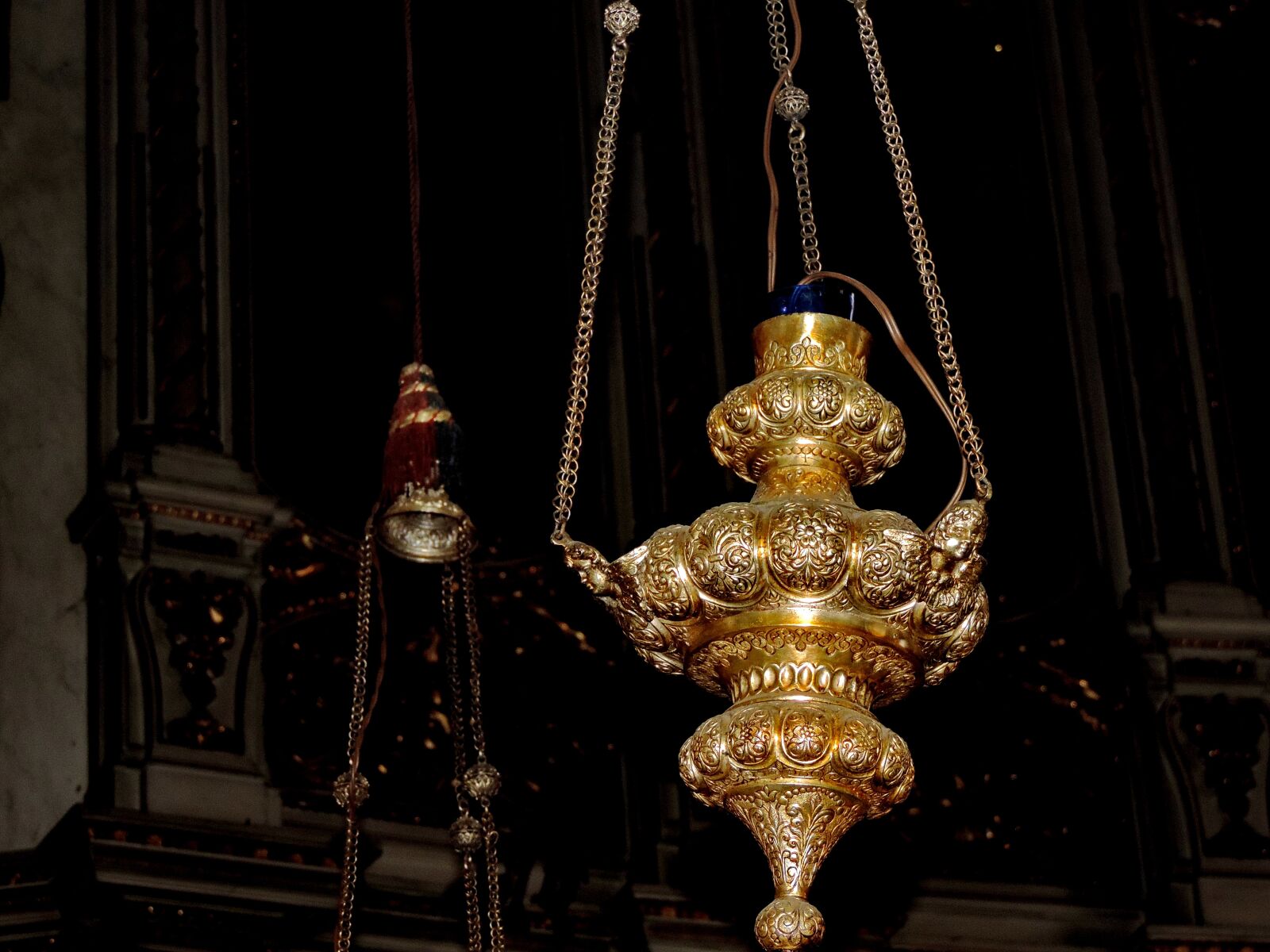 Nikon Coolpix P520 sample photo. Darkness, gold, chandelier, lamp photography