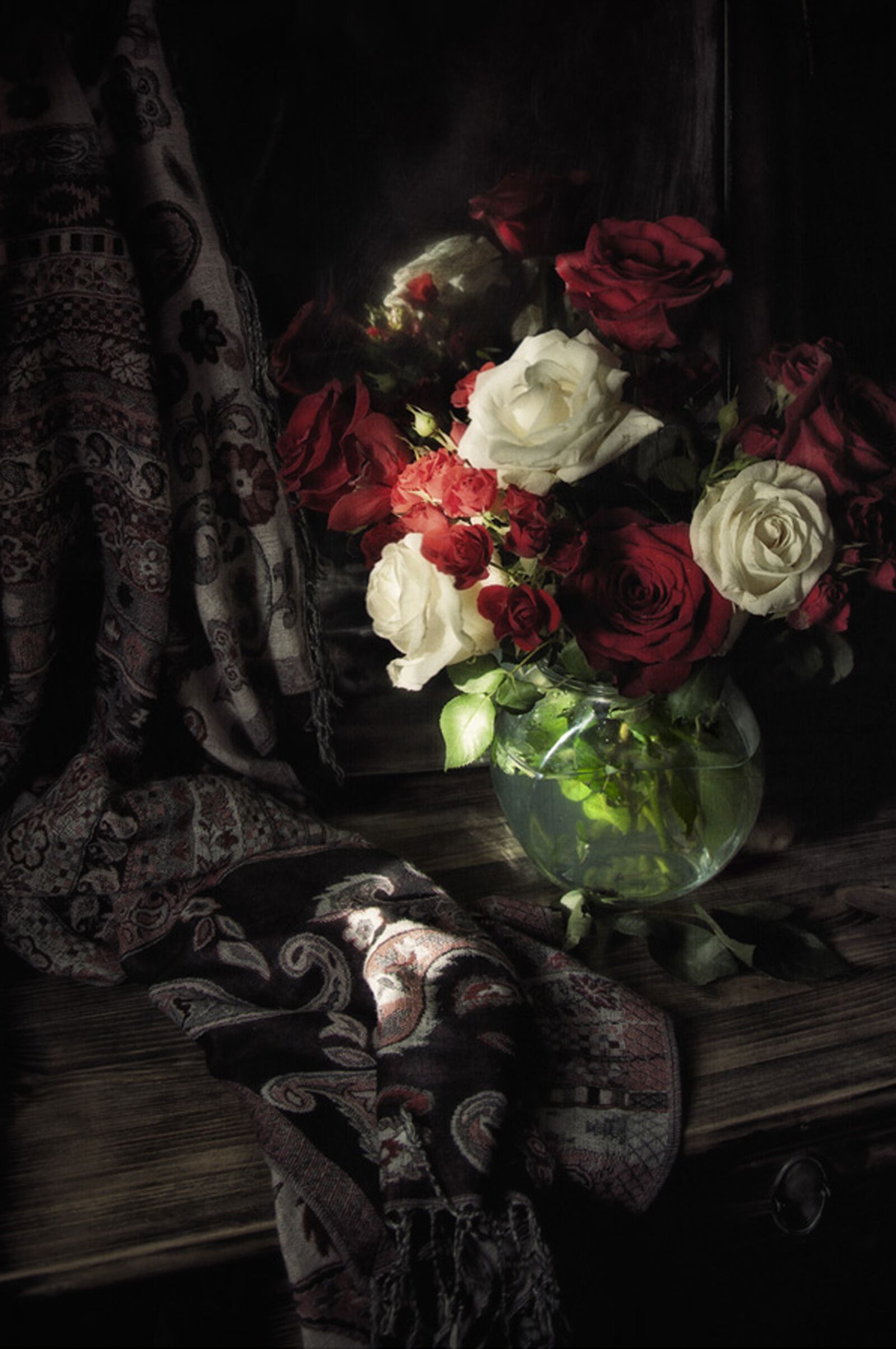 Nikon D90 sample photo. Moroccan shawl, roses, flowers photography