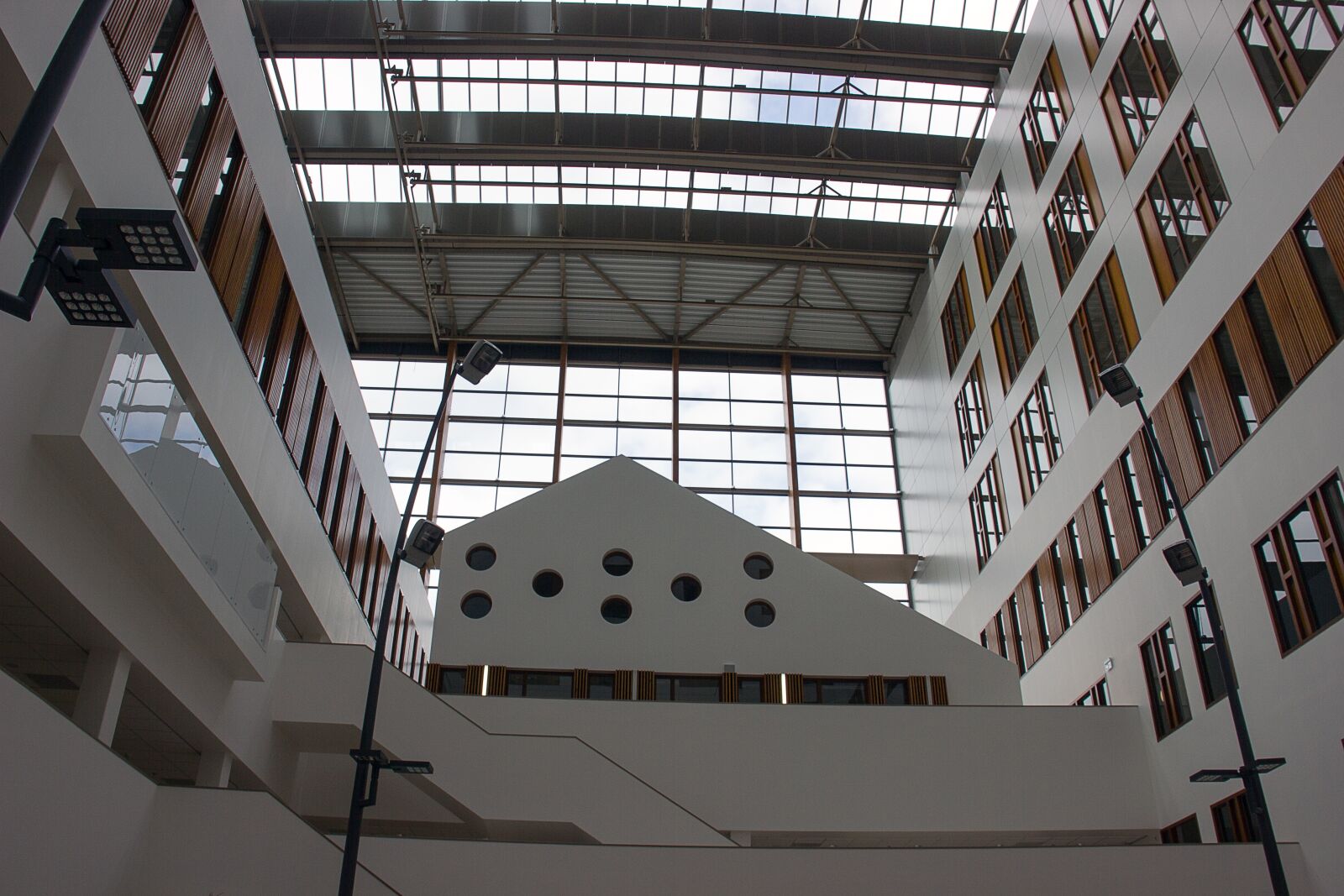 Canon EOS 550D (EOS Rebel T2i / EOS Kiss X4) sample photo. Hospital, architecture, building photography