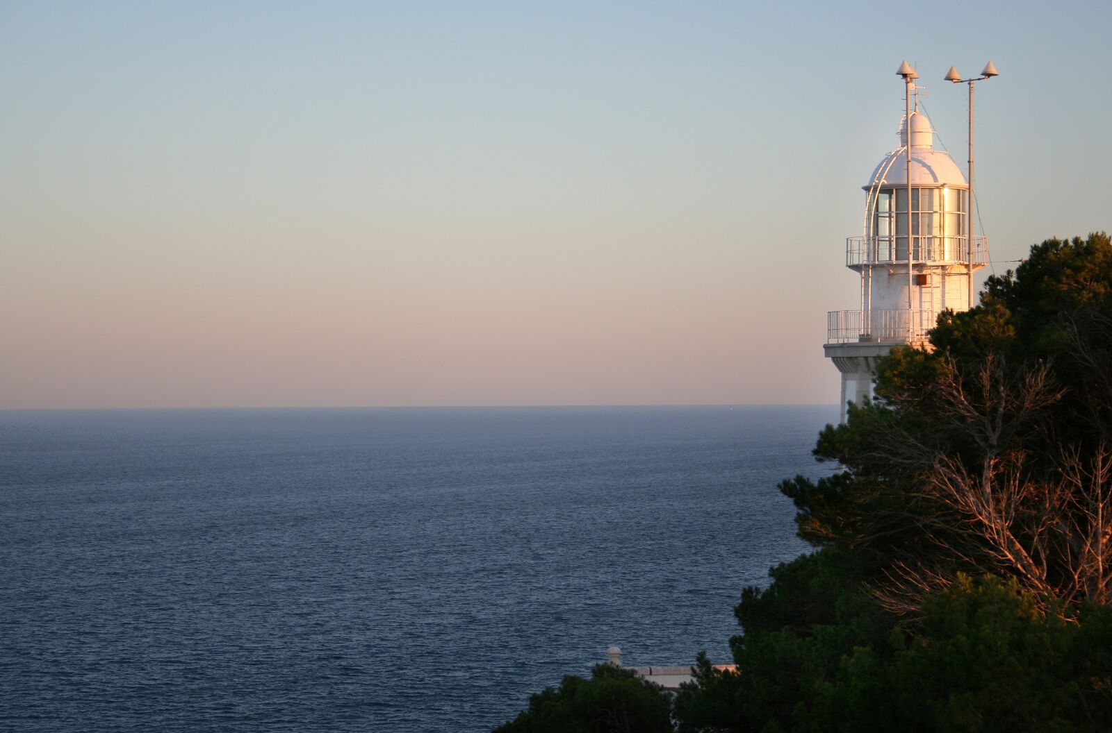 Canon EOS 350D (EOS Digital Rebel XT / EOS Kiss Digital N) sample photo. Lighthouse, sea, cliffs photography
