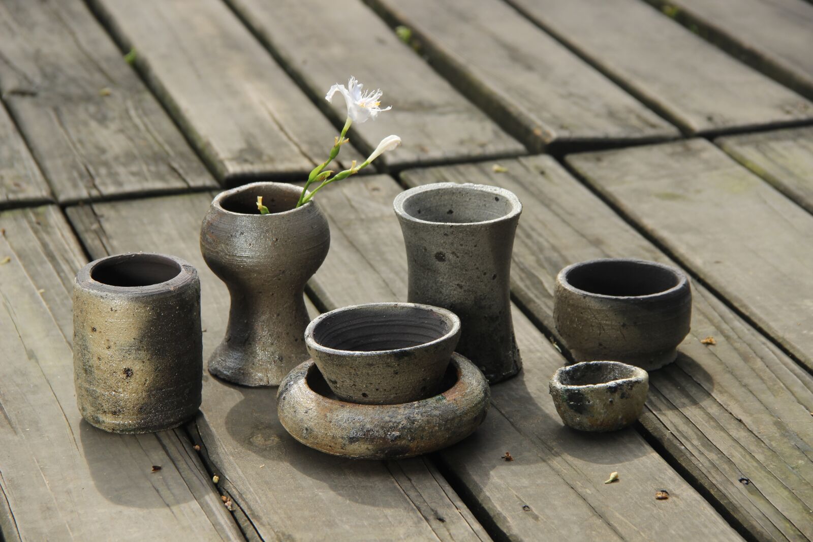 Canon EF-S 18-135mm F3.5-5.6 IS sample photo. Clay pots, sunshine, china photography