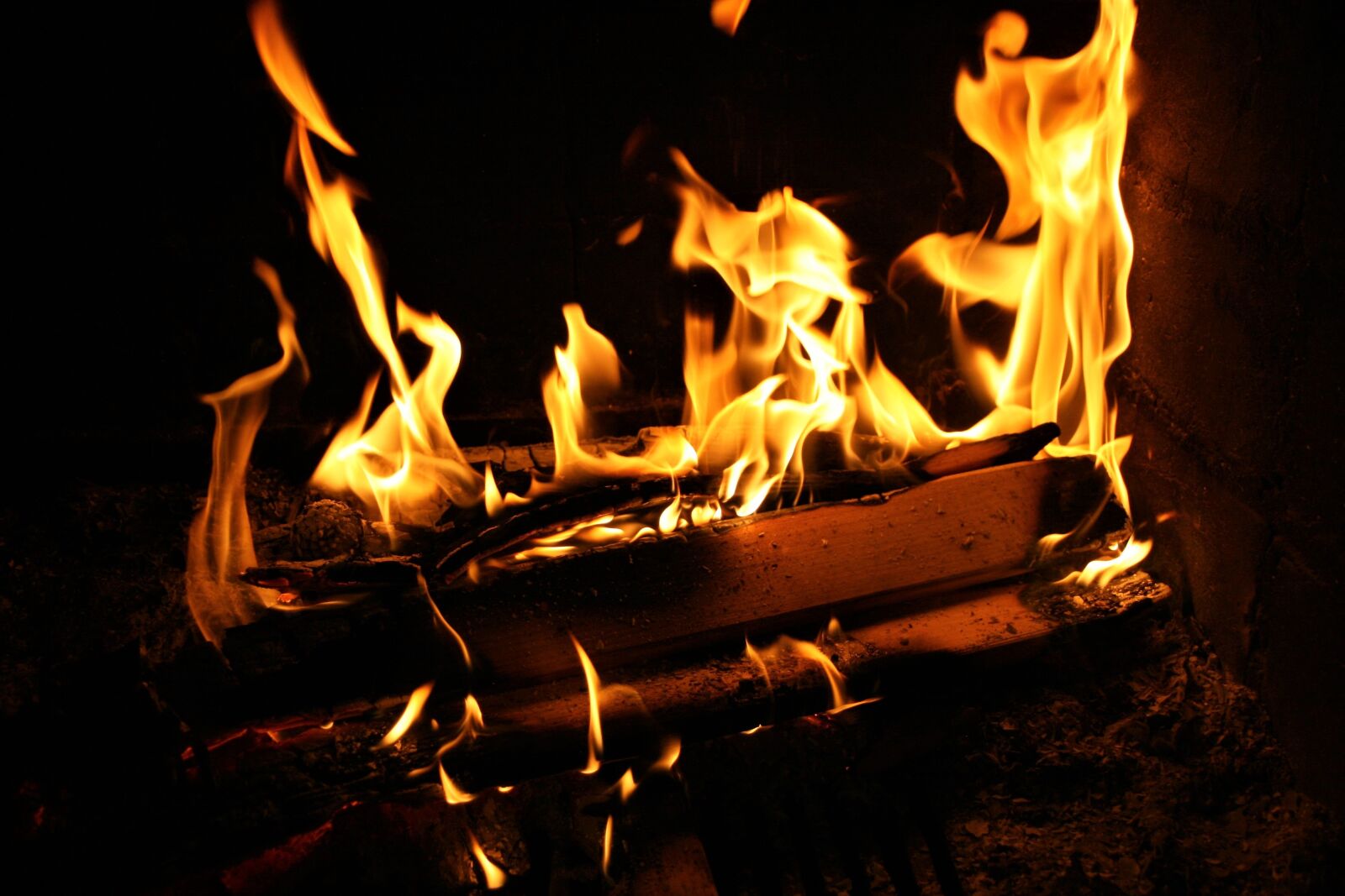 Canon EOS 400D (EOS Digital Rebel XTi / EOS Kiss Digital X) sample photo. Glow, flame, in the photography