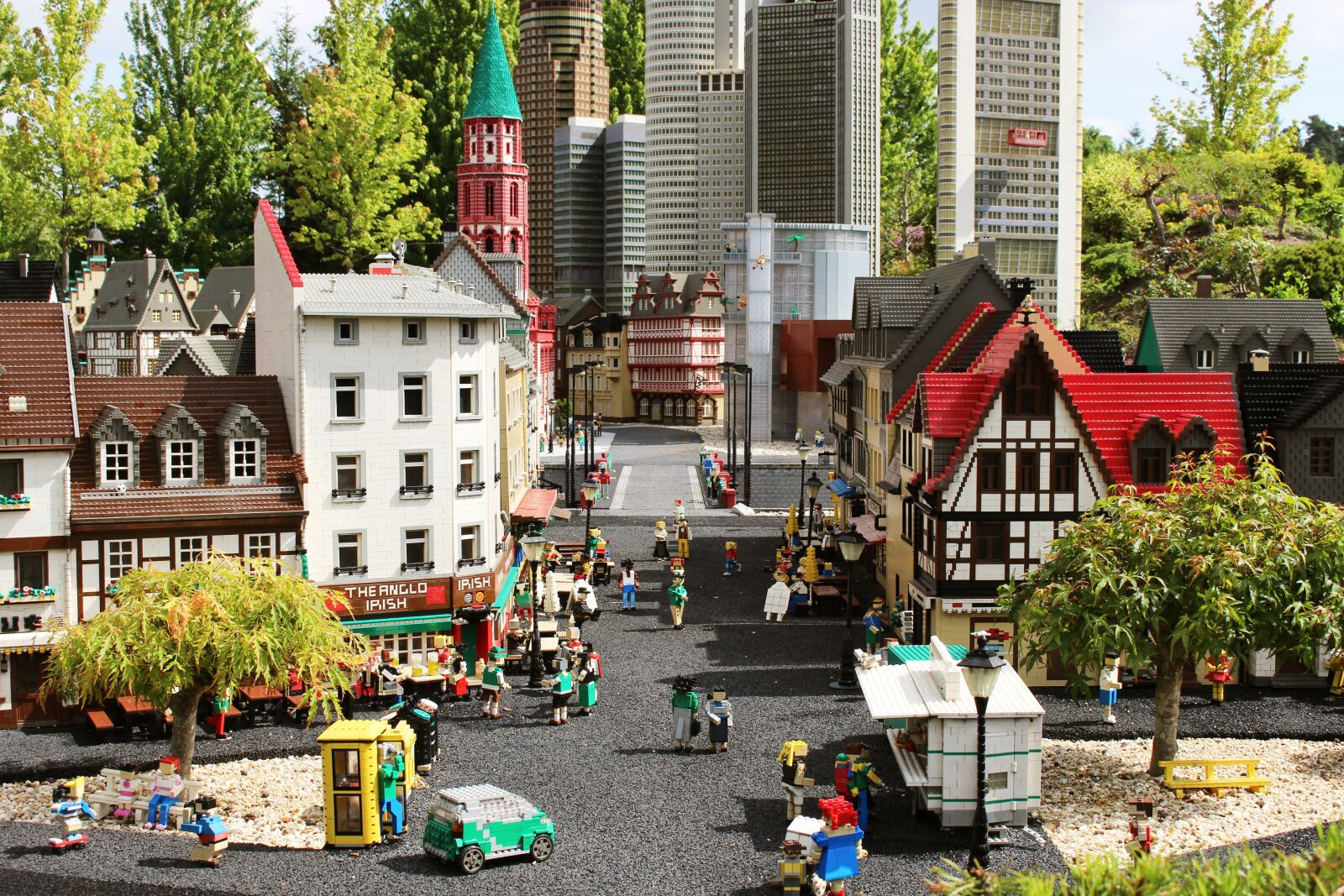 Canon EOS 100D (EOS Rebel SL1 / EOS Kiss X7) sample photo. Lego, legoland, build photography
