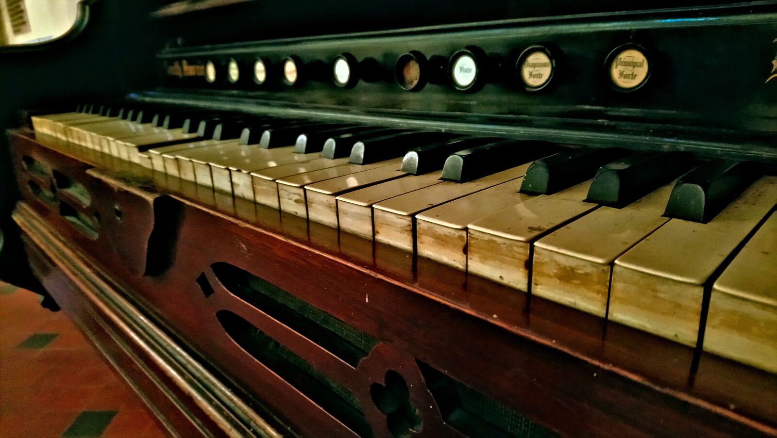 Sony Xperia XA1 Ultra sample photo. Piano, nostalgia, wood photography