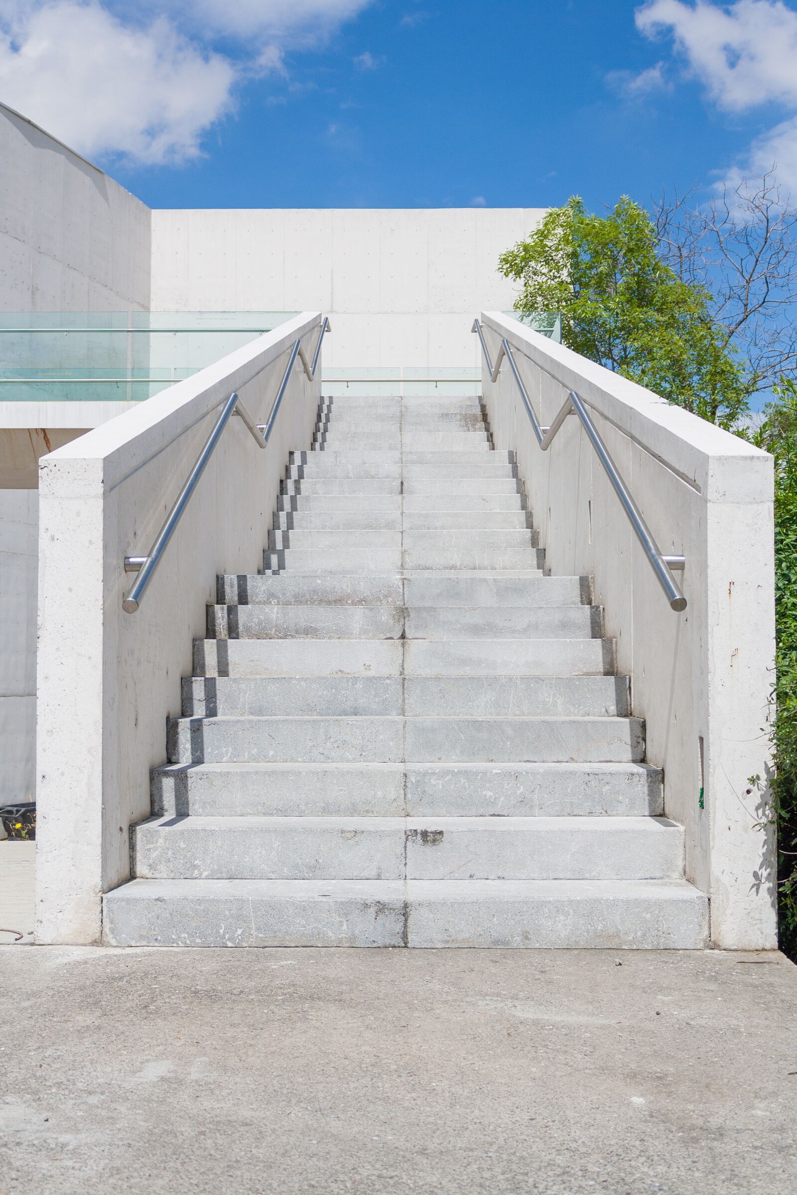 Canon EOS 1000D (EOS Digital Rebel XS / EOS Kiss F) sample photo. Stairs, architecture, stairway photography