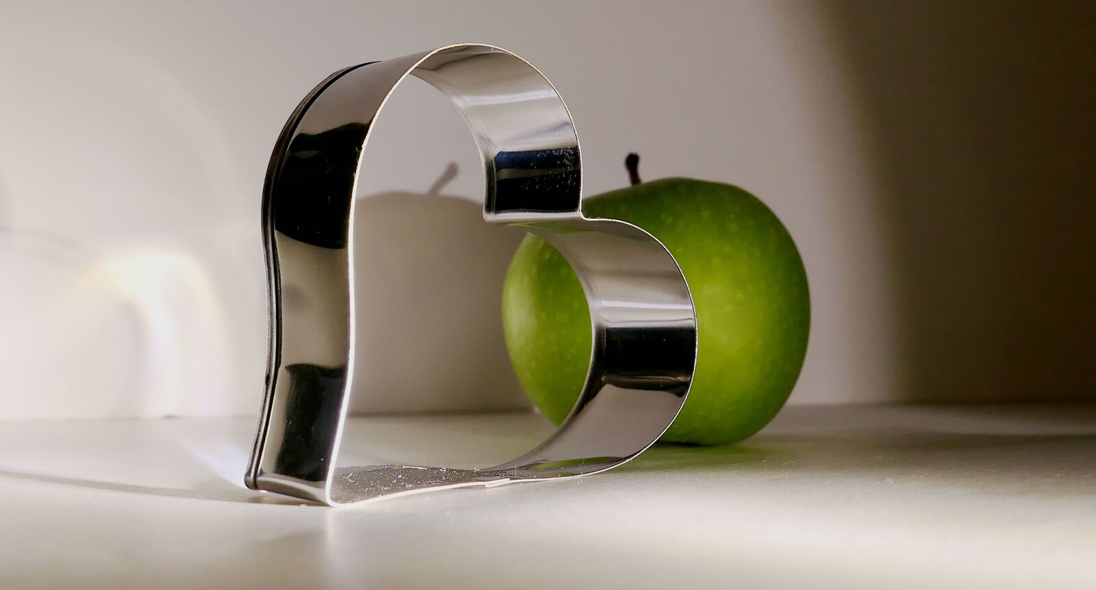Panasonic Lumix DMC-LX10 (Lumix DMC-LX15) sample photo. Heart, baking dish, apple photography