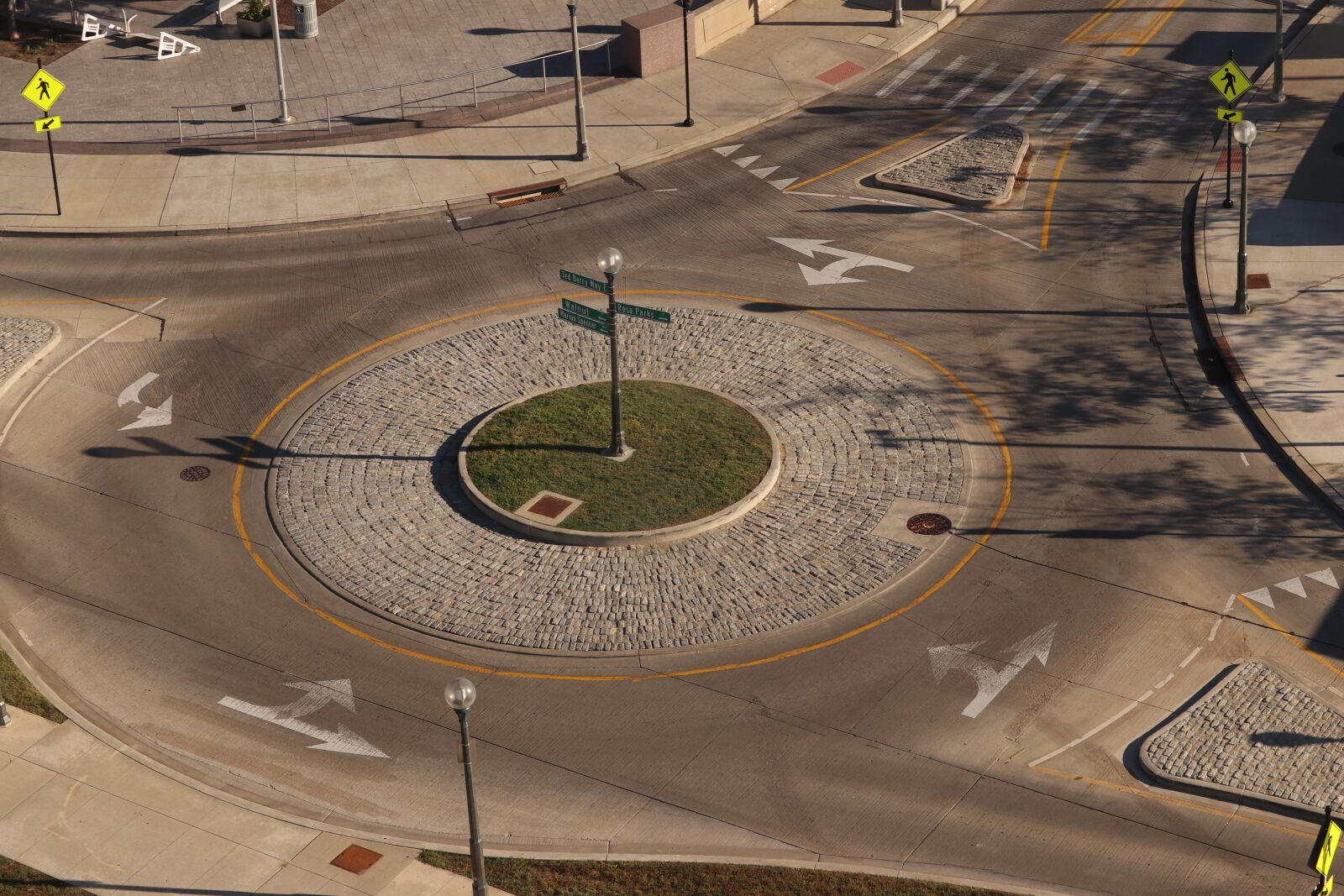 Canon EF-S 55-250mm F4-5.6 IS STM sample photo. Roundabout, street, traffic photography