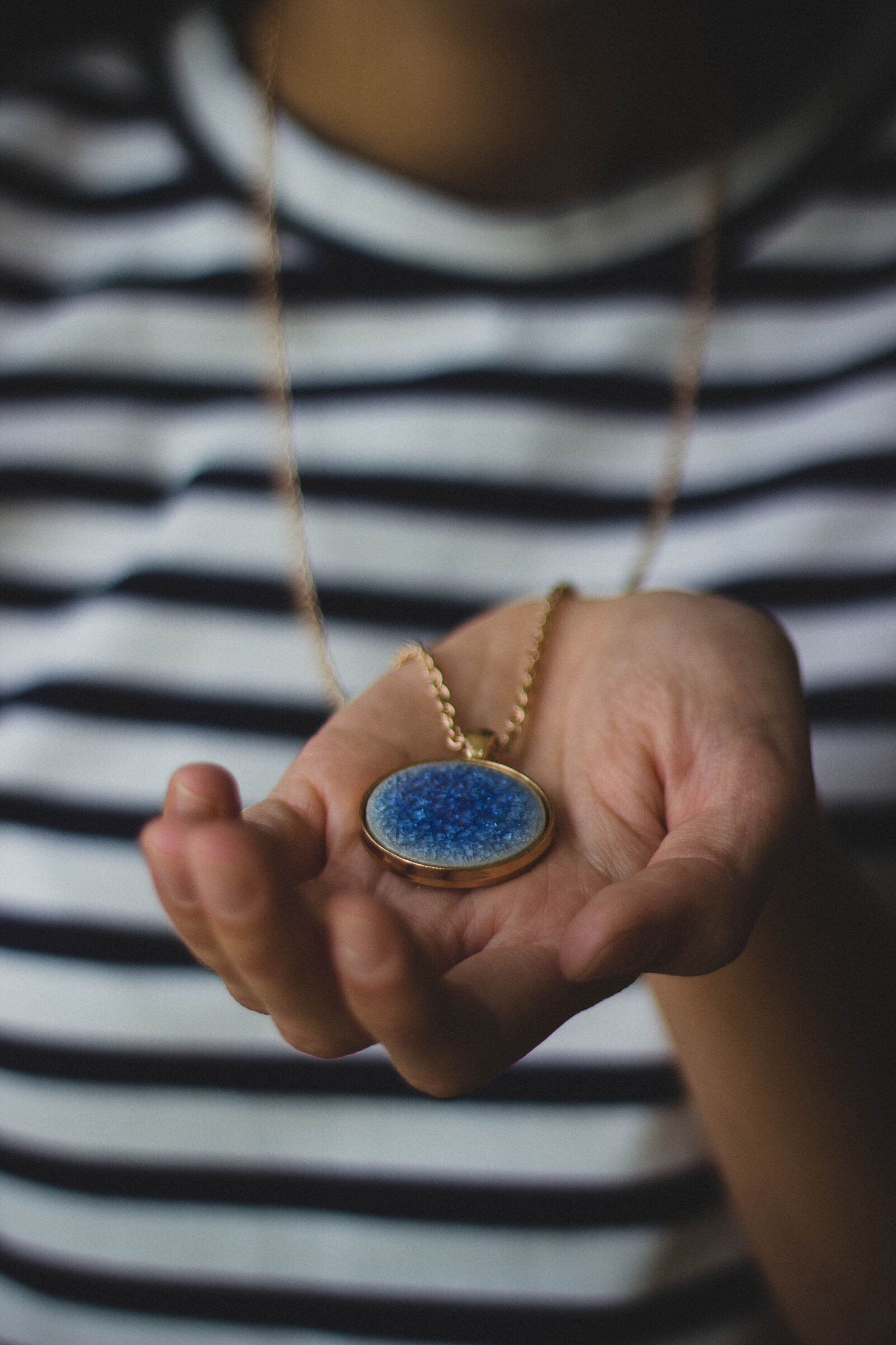 Canon EOS 600D (Rebel EOS T3i / EOS Kiss X5) + Canon EF 50mm F1.8 II sample photo. Hand, holding, jewellery, jewelry photography
