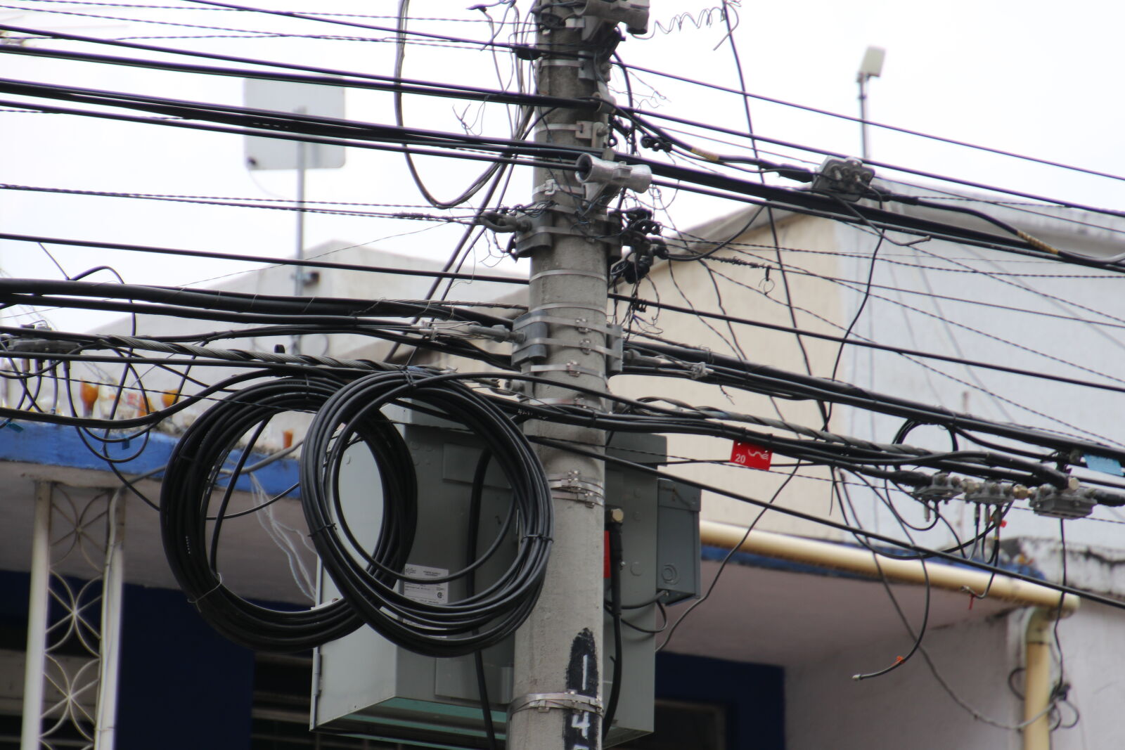 Canon EOS 7D Mark II sample photo. Electrical, wires, tangled photography