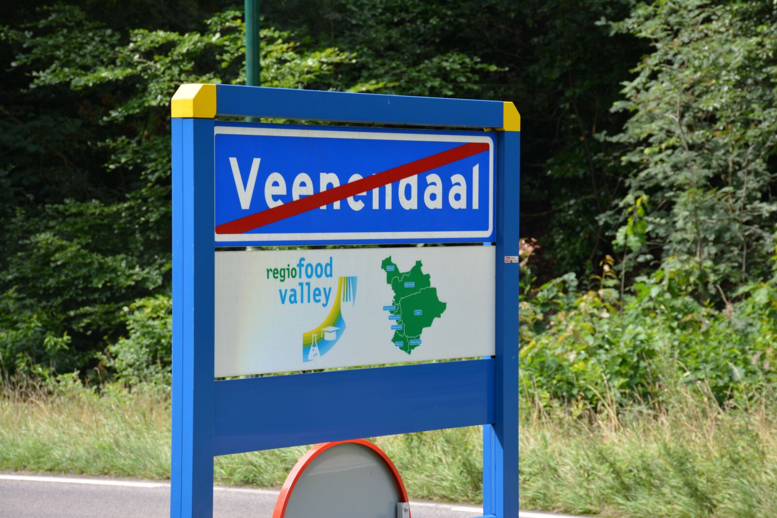 Nikon D5200 sample photo. Outdoor, road, sign photography