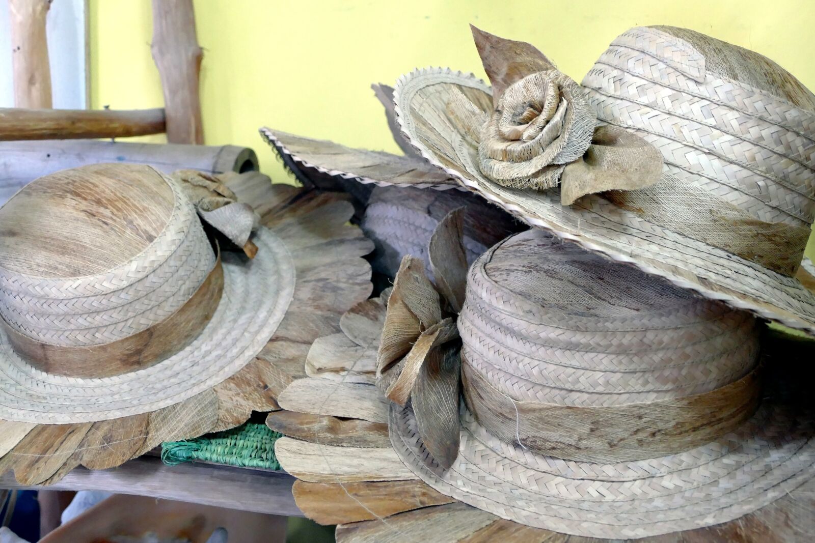 Panasonic Lumix DMC-FZ1000 sample photo. Hats, fashion, woven photography