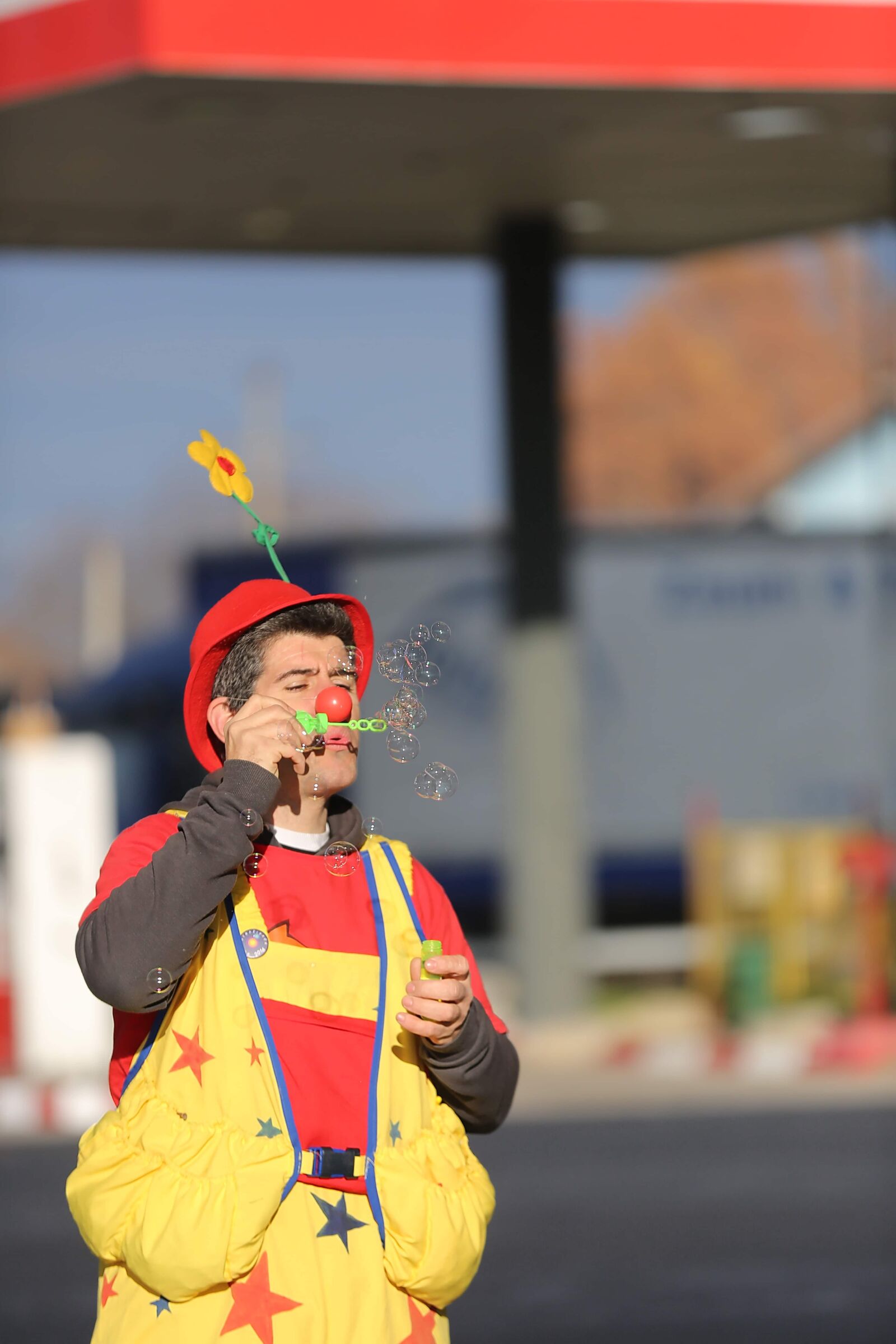 Canon EOS 5D Mark III + Canon EF 70-200mm F2.8L IS II USM sample photo. Blowing, clown, bauble, entertainer photography