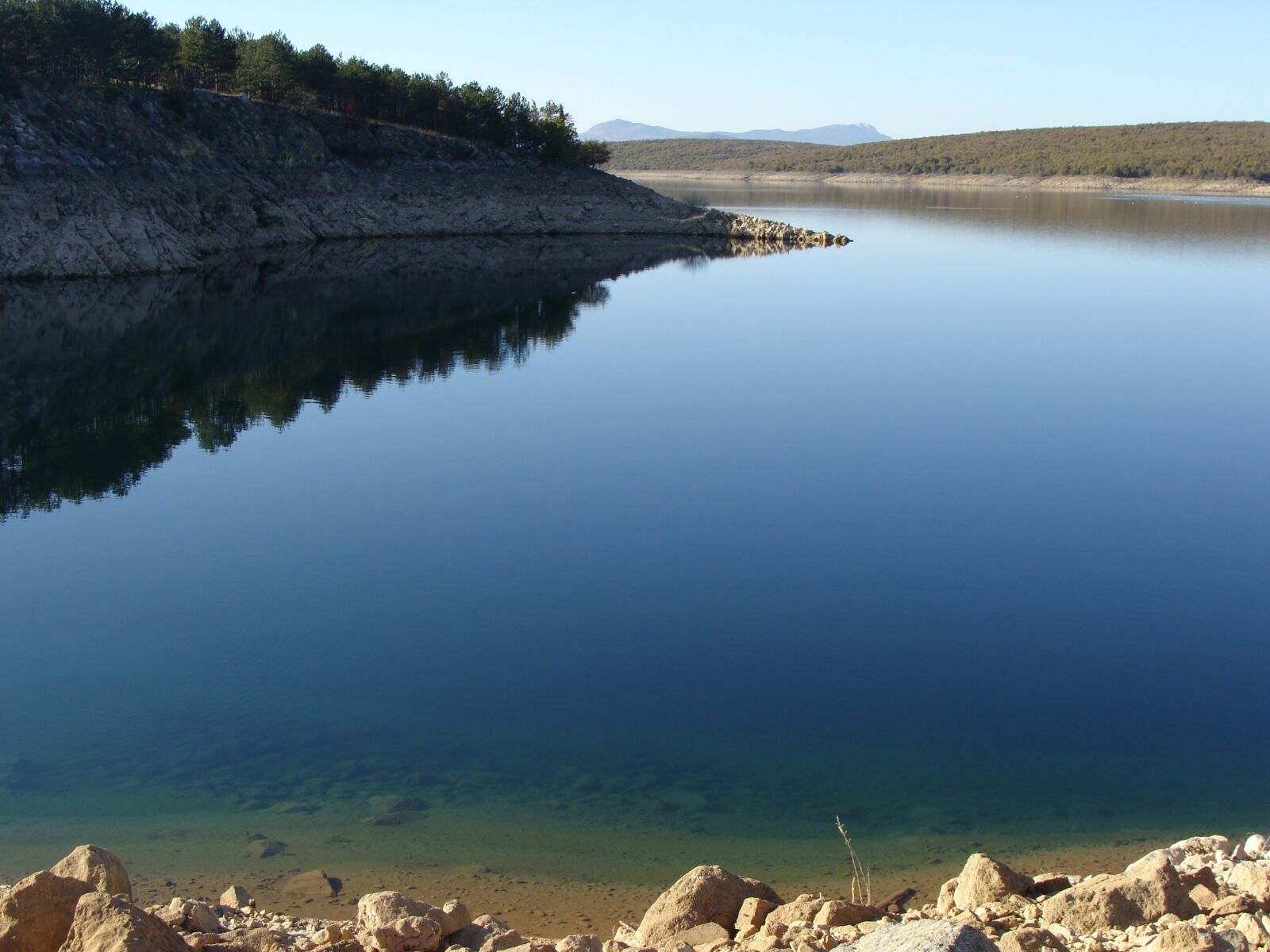 Sony Cyber-shot DSC-H10 sample photo. Lake, nature, still photography
