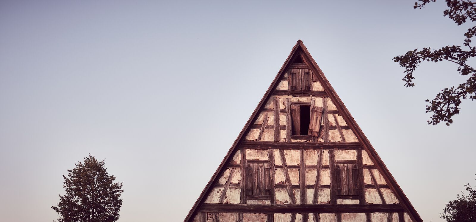 Fujifilm XF 18-55mm F2.8-4 R LM OIS sample photo. Fachwerkhaus, shutter, house photography